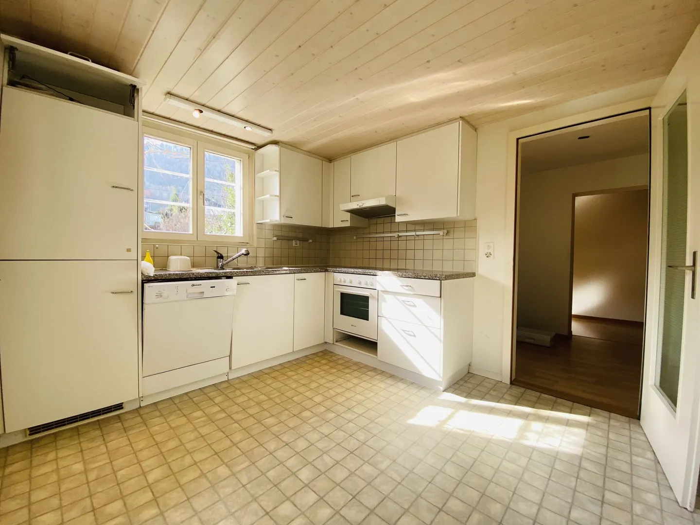 Appartement rustique avec place de parking, grenier et coin salon dans le jardin - Photo 8 sur 13