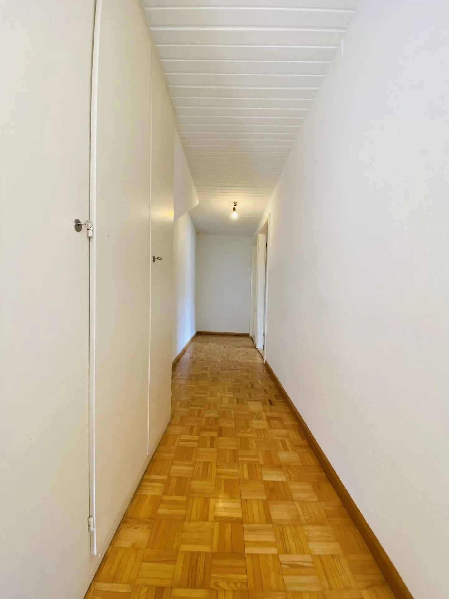 Appartement rustique avec place de parking, grenier et coin salon dans le jardin - Photo 9 sur 13