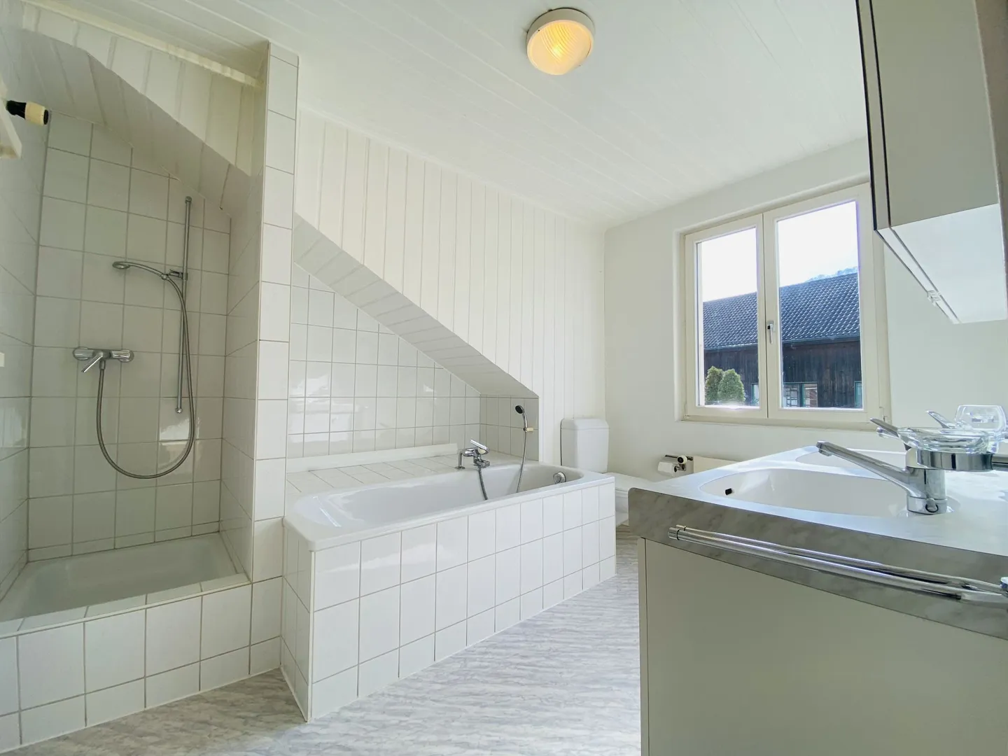 Appartement rustique avec place de parking, grenier et coin salon dans le jardin - Photo 10 sur 13