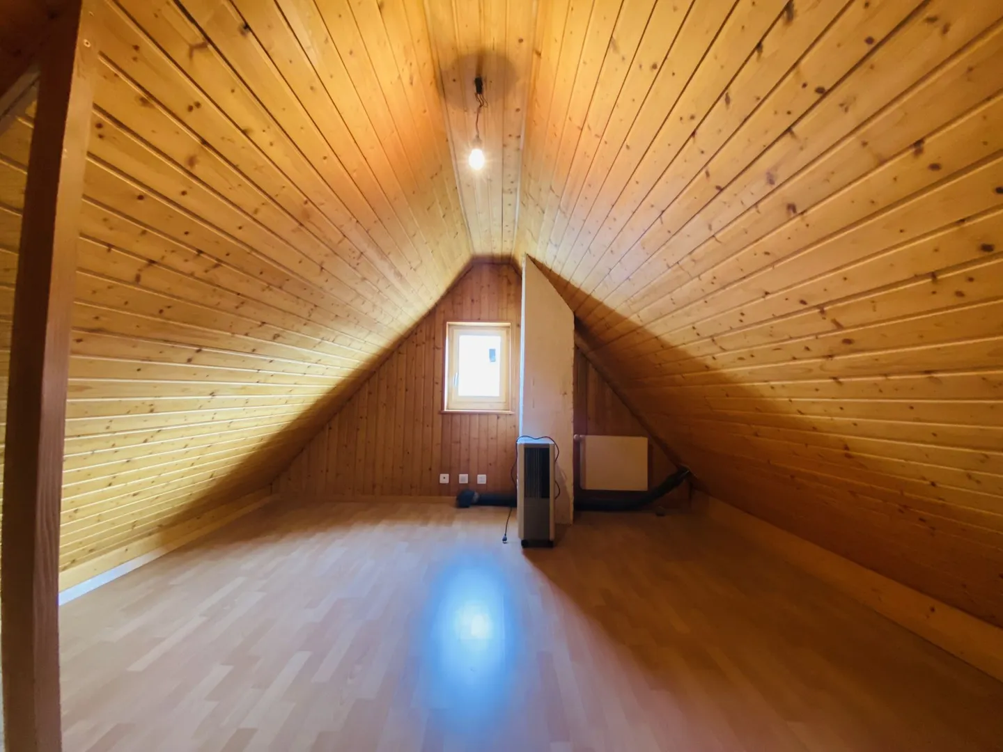 Appartement rustique avec place de parking, grenier et coin salon dans le jardin - Photo 13 sur 13