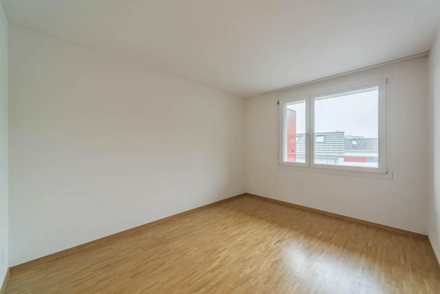 Large balcony with a view of greenery - Photo 6 of 9