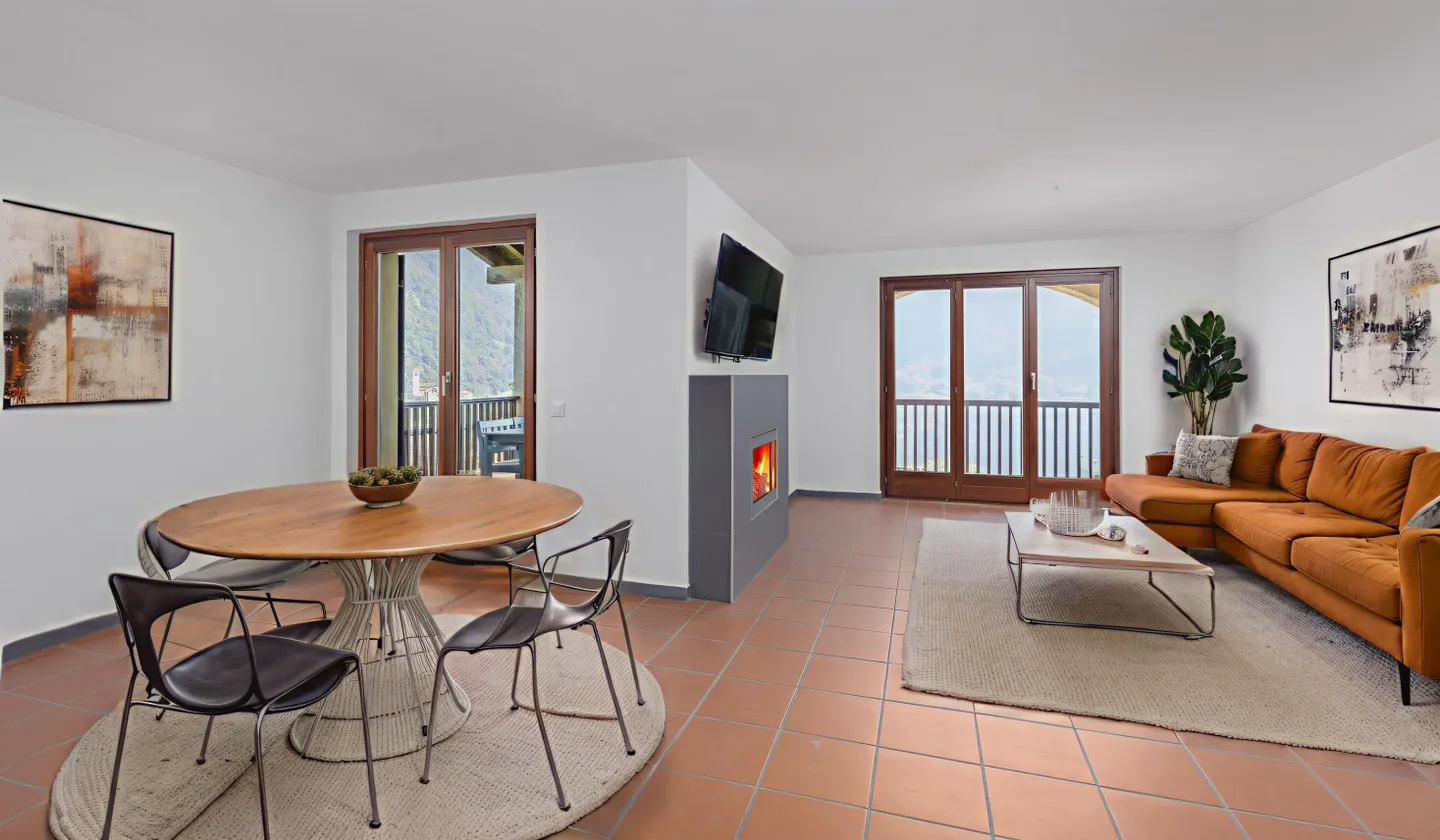 GERÄUMIGES ZWEIFAMILIENHAUS MIT 4,5 ZIMMERN UND EINER ZWEI-ZIMMER-WOHNUNG IN AROGNO - Foto 3 von 9