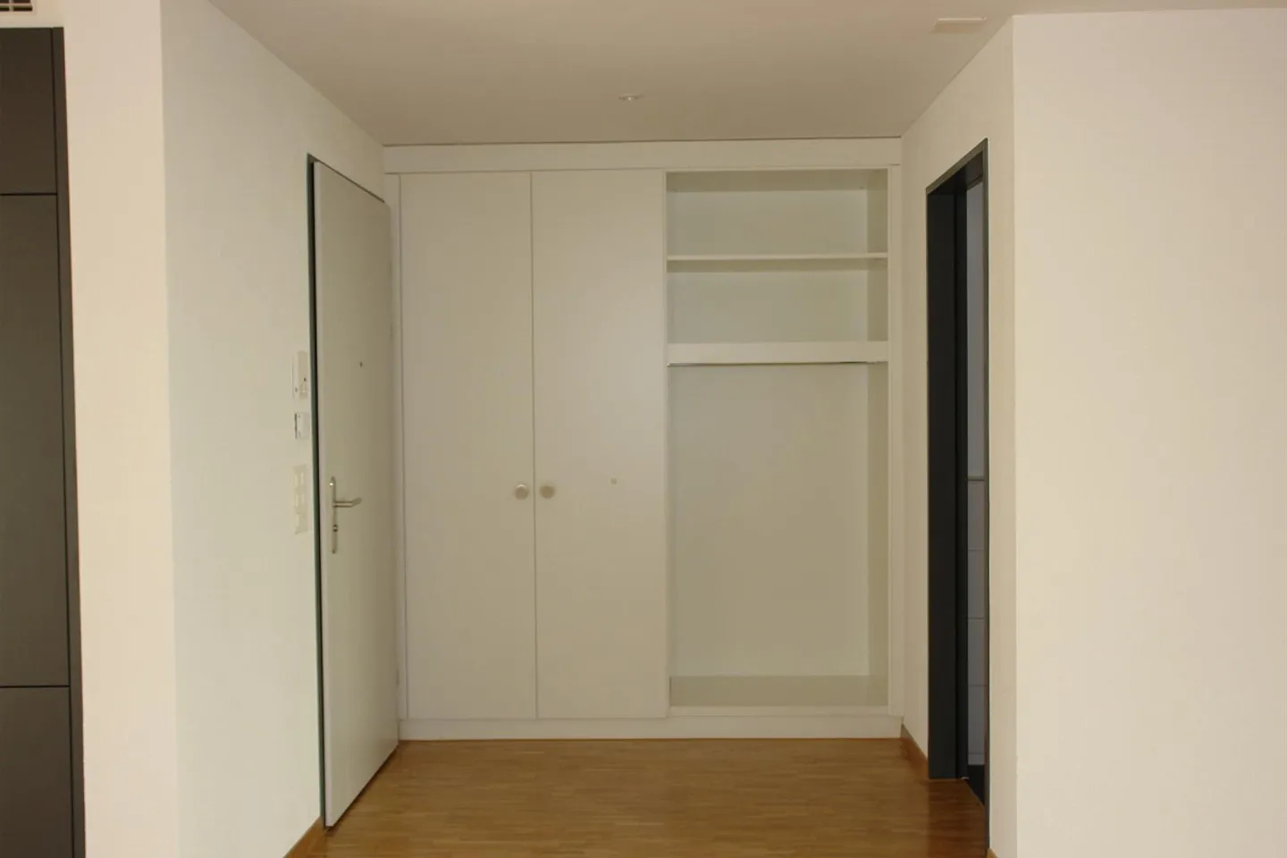 Large balcony with a view of greenery - Photo 7 of 9