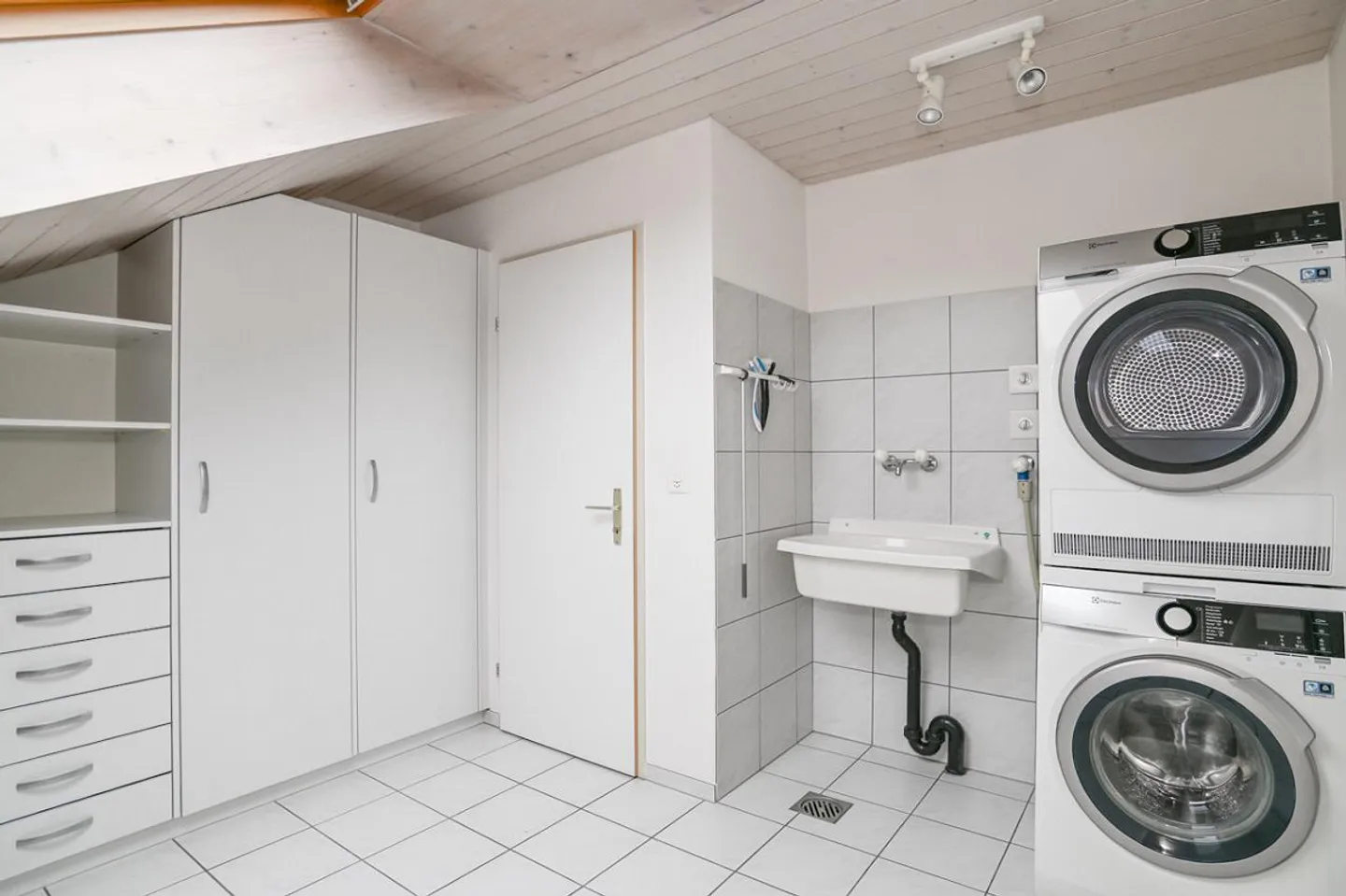 Appartamento spazioso con tre balconi in una posizione vicina alla città e alla natura - Foto 13 di 13