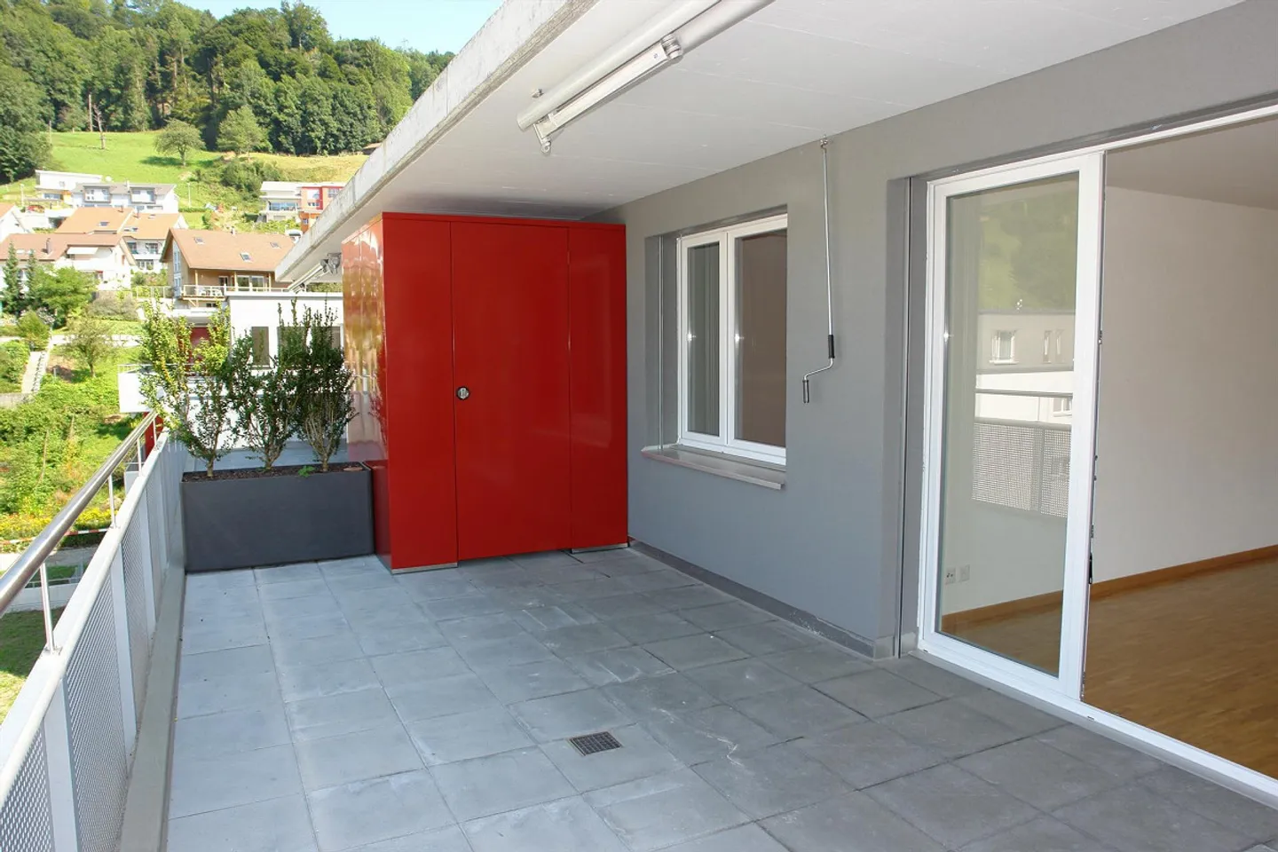 Large balcony with a view of greenery - Photo 8 of 9