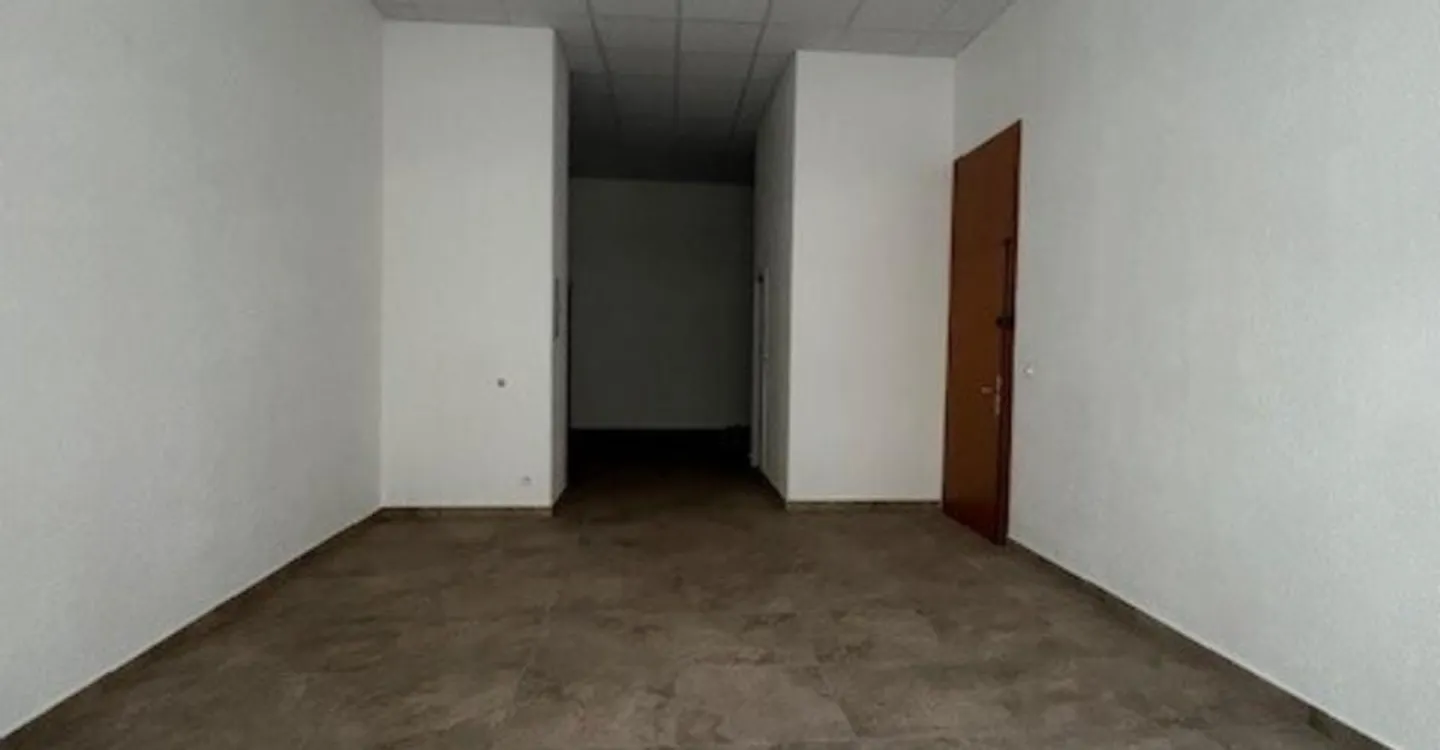 Prime Arcade for Rent Near Lake - Photo 3 of 7