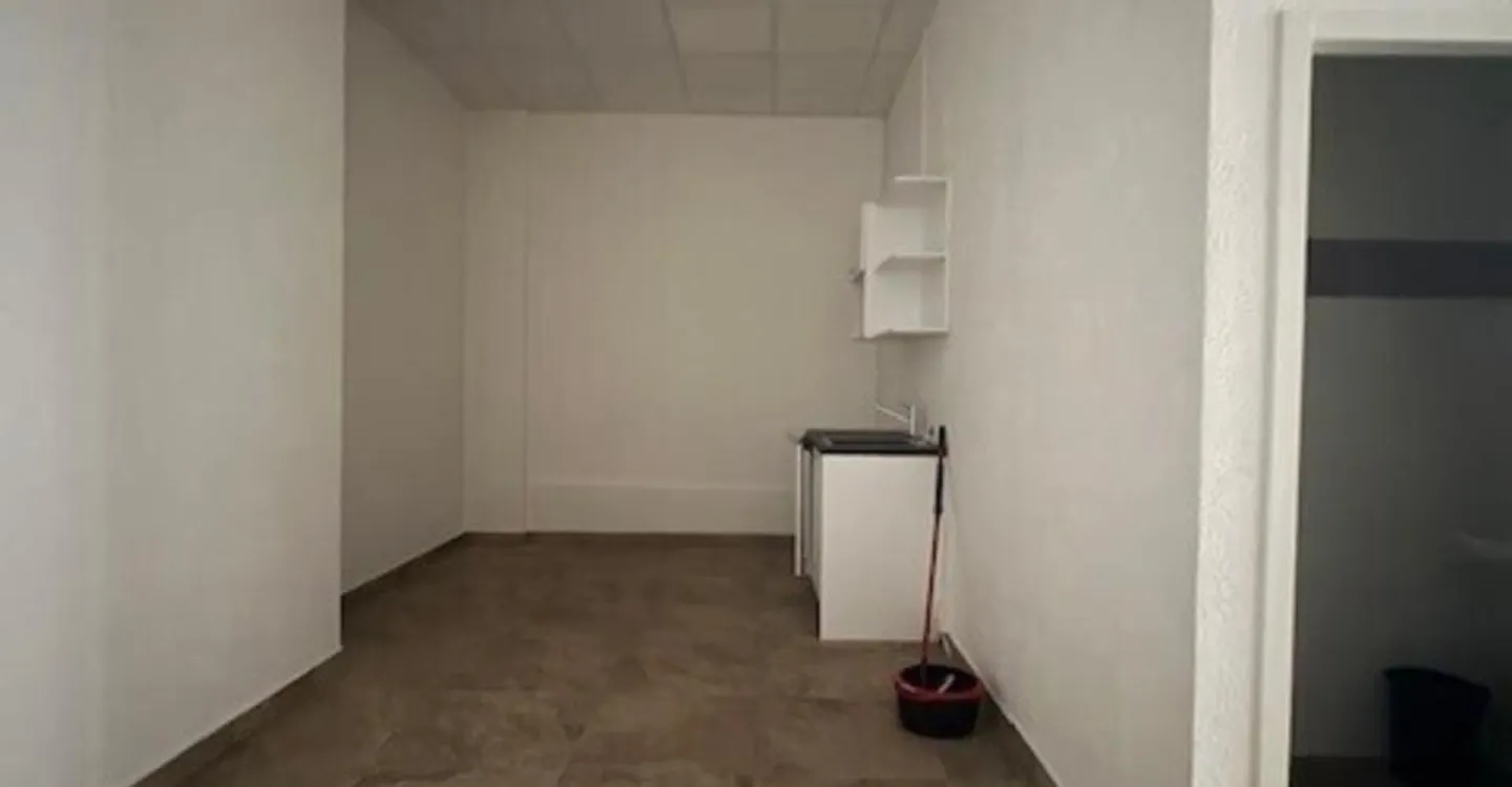 Prime Arcade for Rent Near Lake - Photo 6 of 7