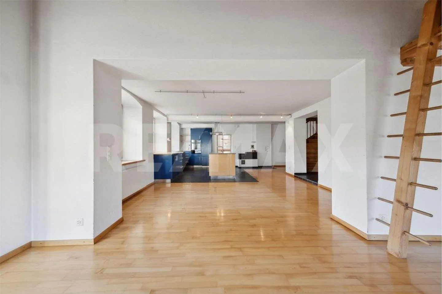 Spacious maisonette apartment in a central location... - Photo 5 of 13