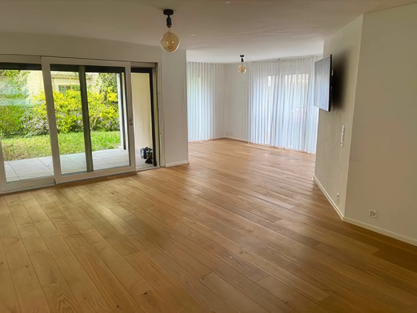 Modern Apartment with Private Garden - Photo 4 of 9