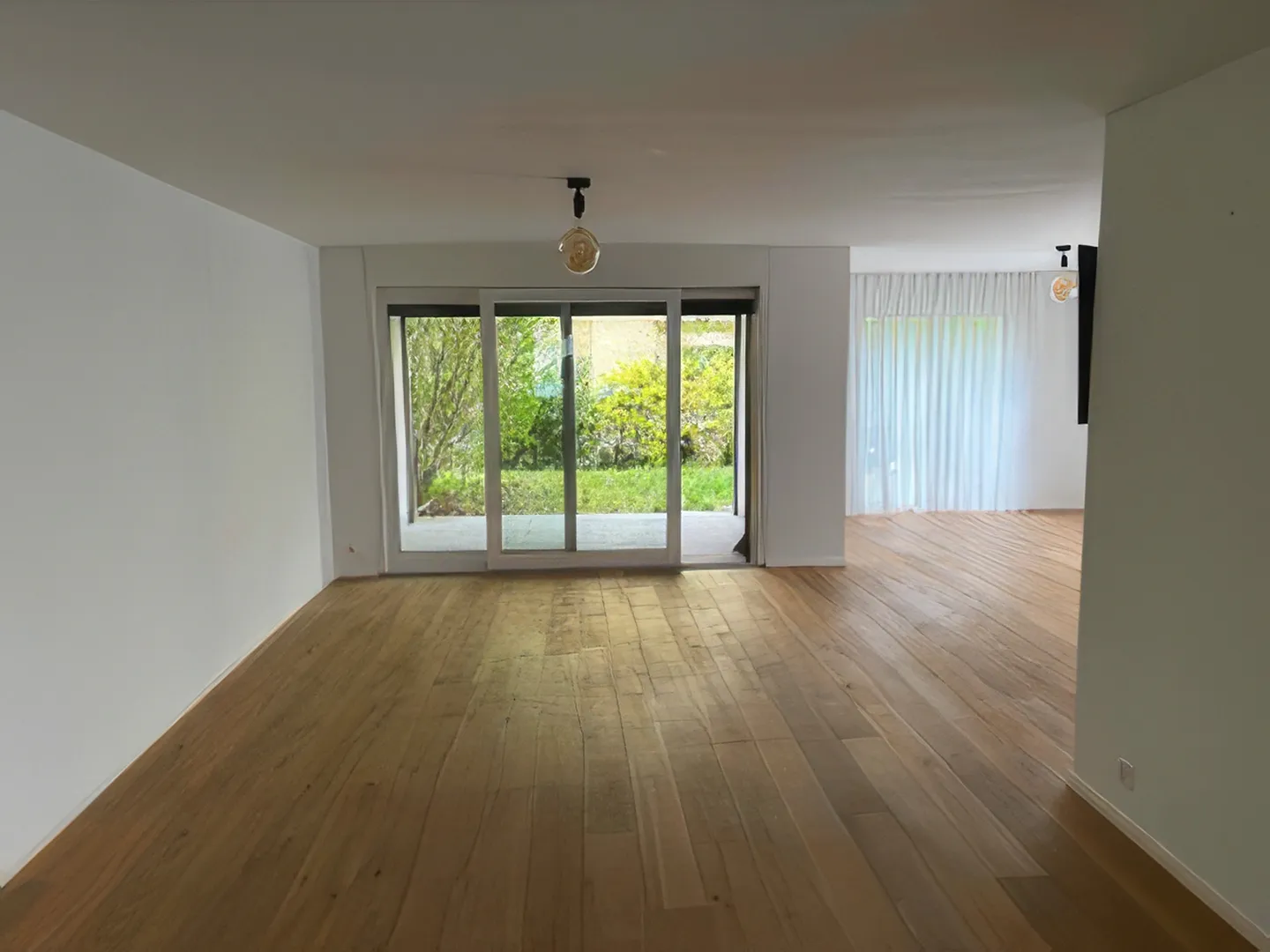 Modern Apartment with Private Garden - Photo 5 of 9