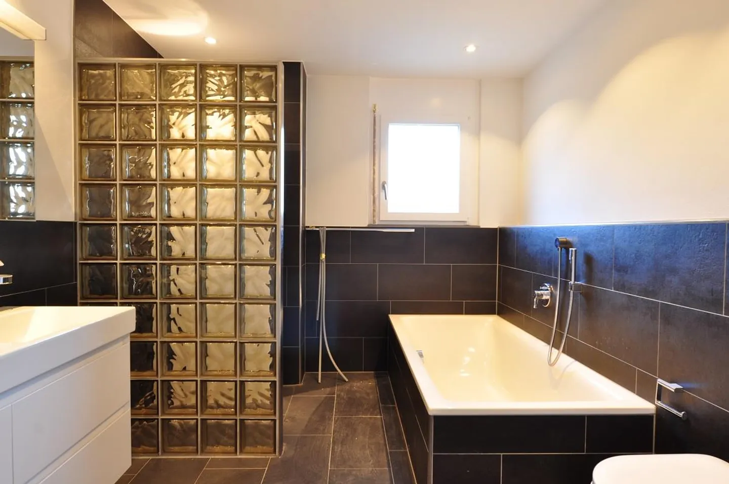 Ampio appartamento con giardino di 6½ locali in posizione tranquilla con giardino - Foto 4 di 8