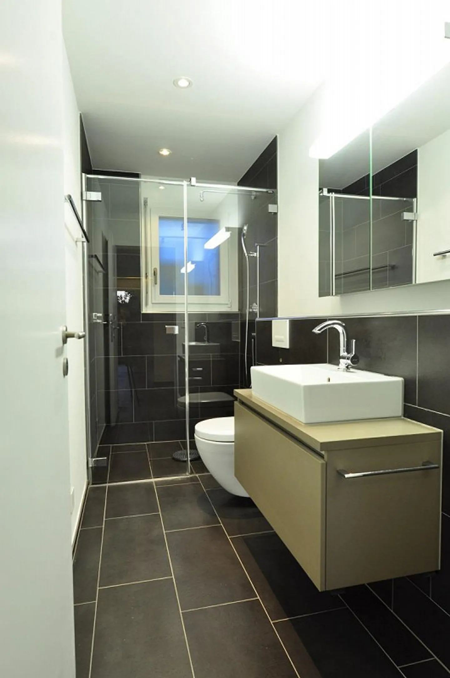 Ampio appartamento con giardino di 6½ locali in posizione tranquilla con giardino - Foto 6 di 8