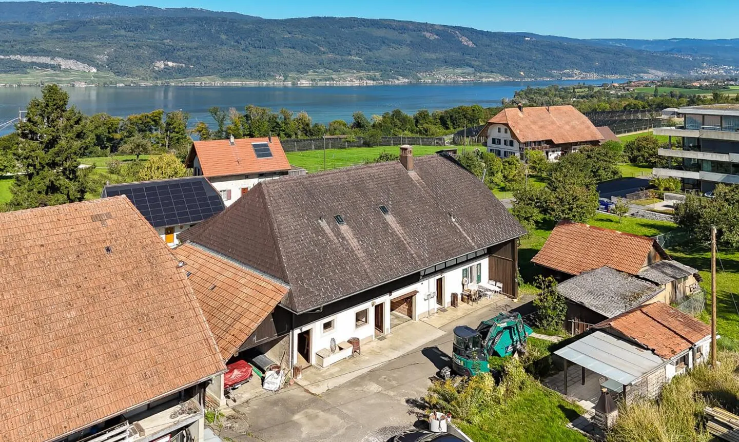 Fascino rurale con grande terreno e vicinanza ai laghi - Foto 1 di 11