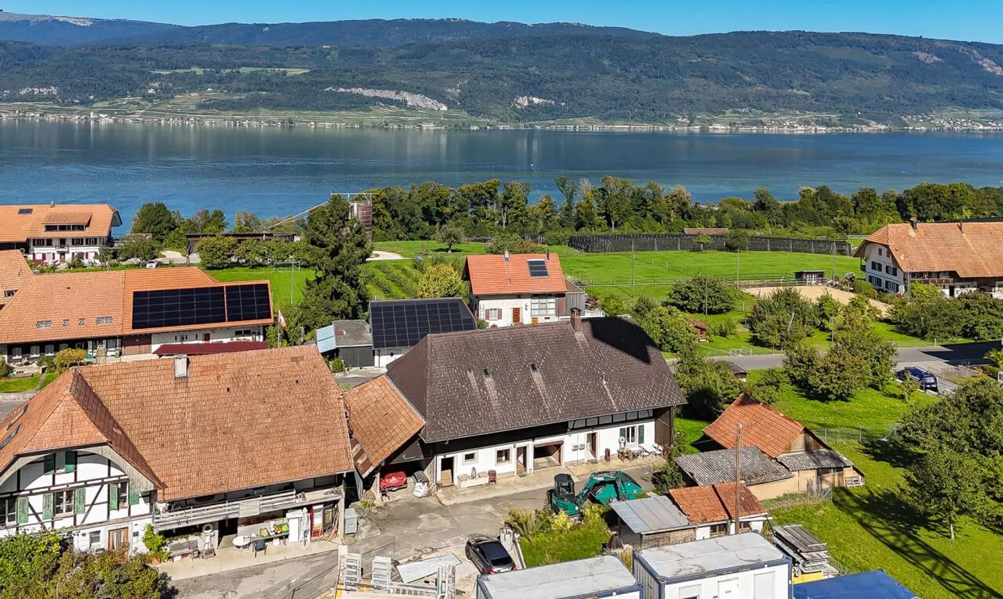 Fascino rurale con grande terreno e vicinanza ai laghi - Foto 2 di 11
