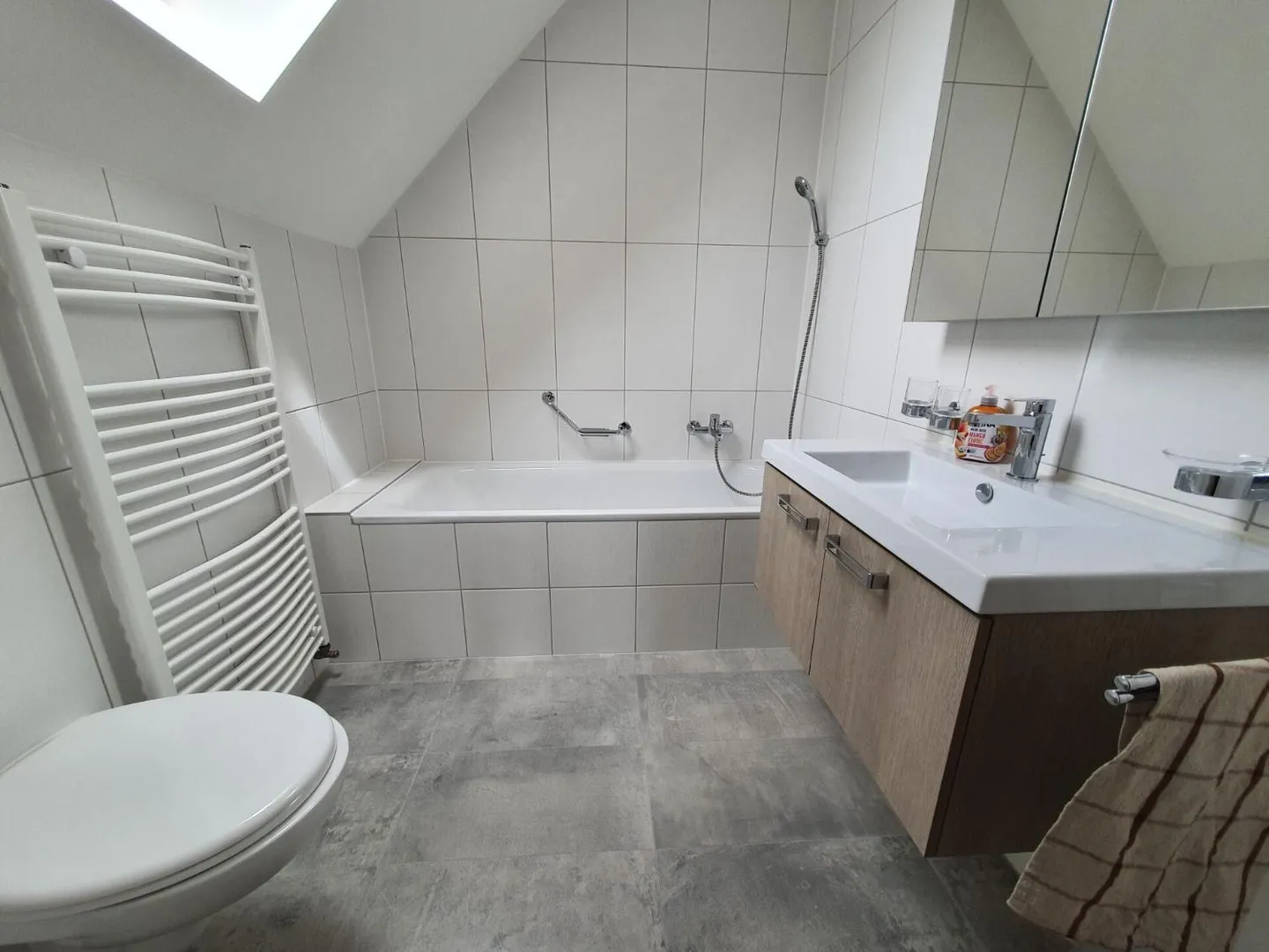 Courtepin: Möblierte 2,5-Zimmer-Wohnung im Dachgeschoss - Foto 6 von 7