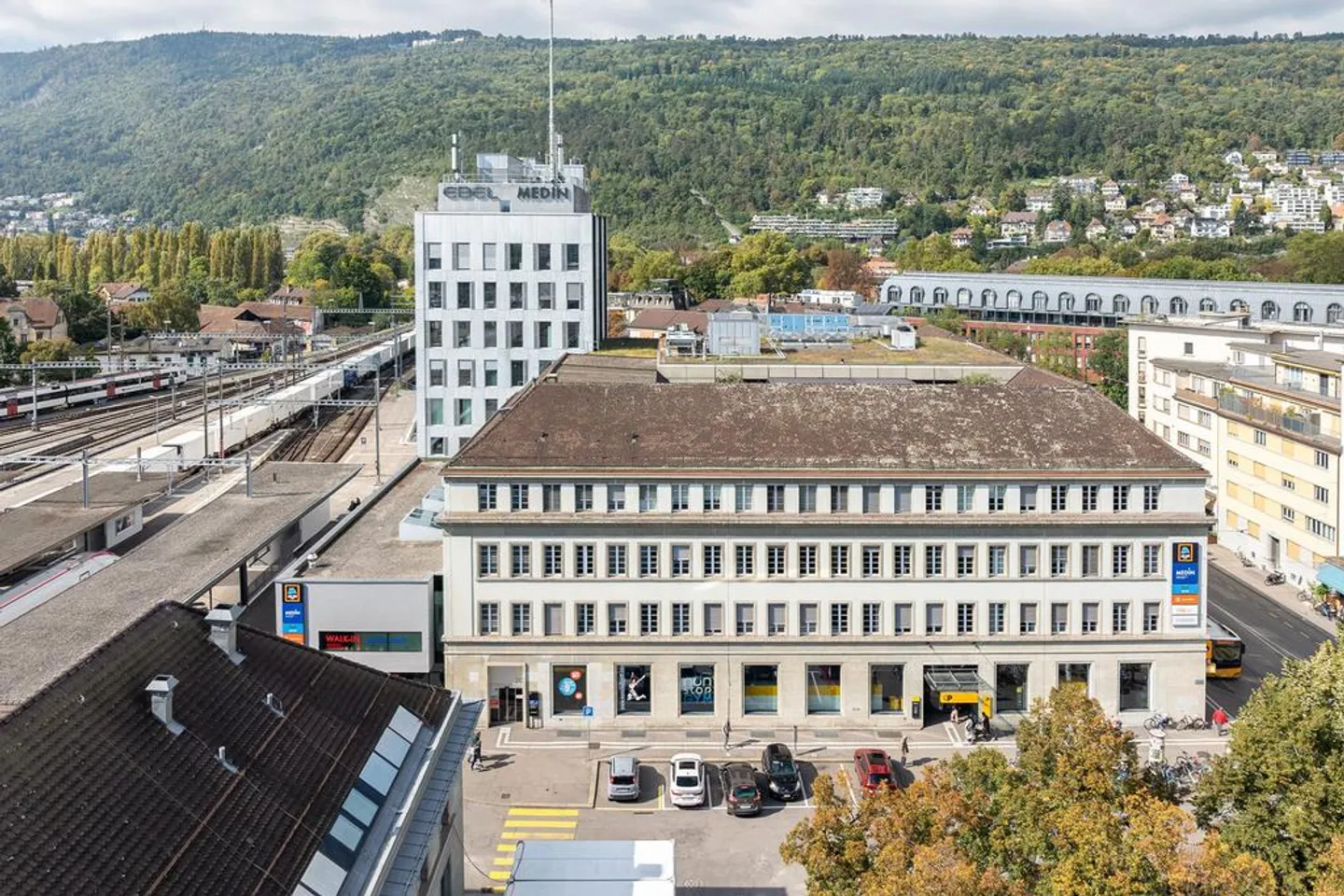 Des pièces lumineuses dans le bâtiment de la gare ! - Photo 1 sur 6