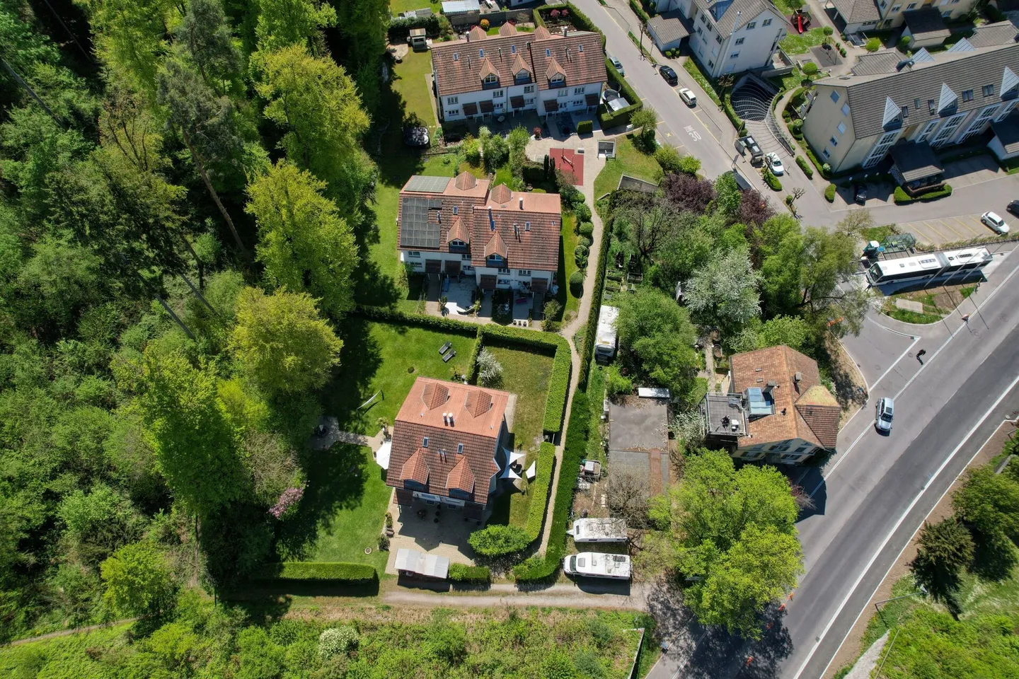 Casa bifamiliare adatta alle famiglie con 5,5 stanze, grande giardino e potenziale di espansione - Foto 1 di 6
