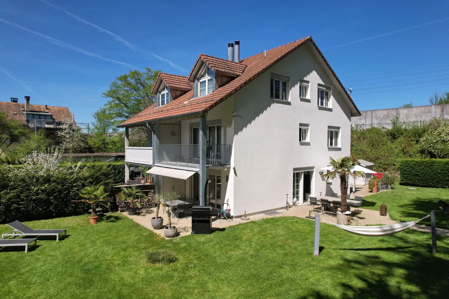 Casa bifamiliare adatta alle famiglie con 5,5 stanze, grande giardino e potenziale di espansione - Foto 2 di 6