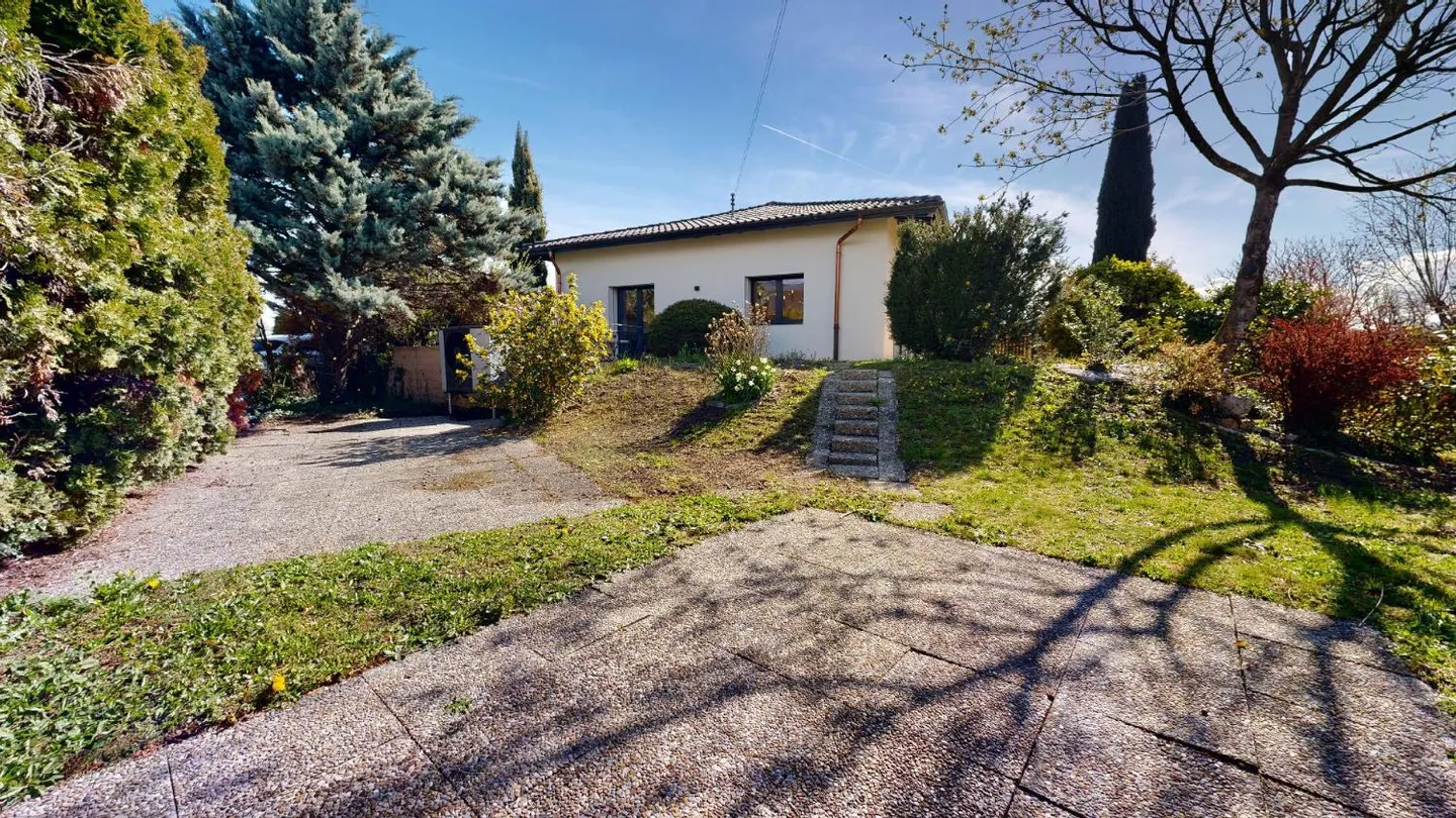 Single-family house with 5 rooms and two garages - Photo 3 of 13