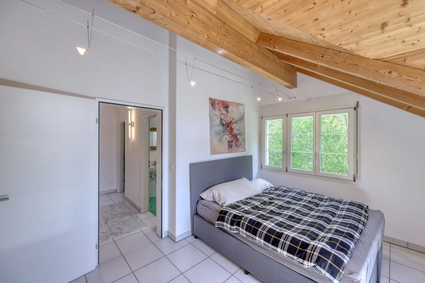 Casa bifamiliare adatta alle famiglie con 5,5 stanze, grande giardino e potenziale di espansione - Foto 5 di 6