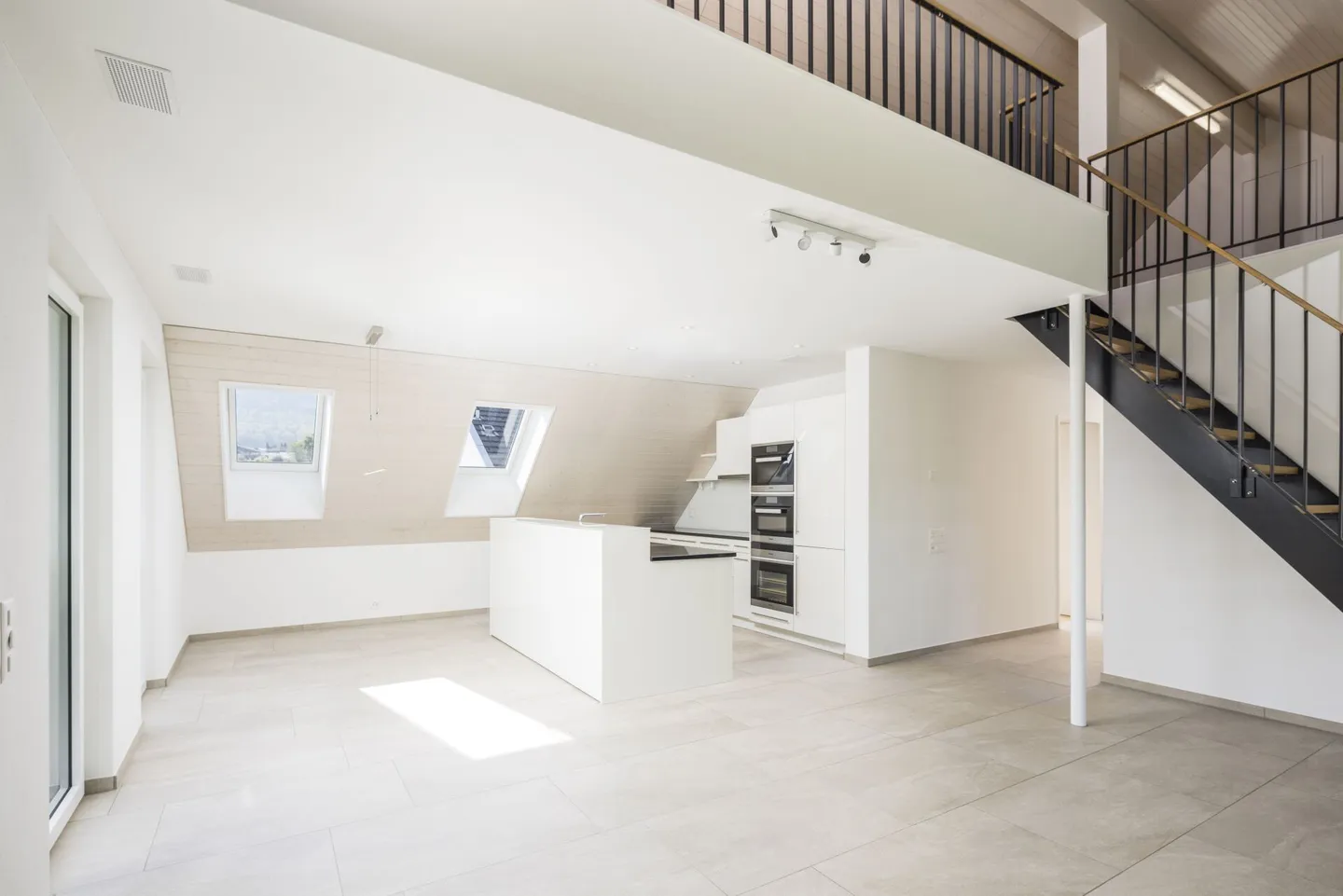 Appartement de 3,5 pièces de rêve avec galerie et balcon - Photo 2 sur 14