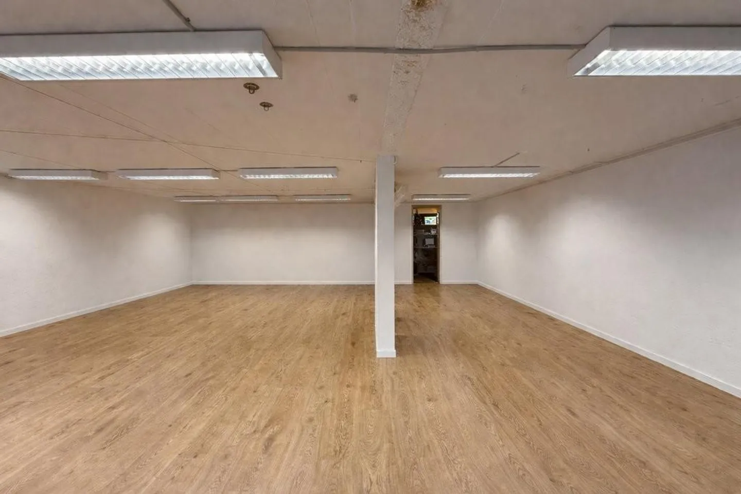 Espace commercial polyvalent avec un agencement généreux - Photo 2 sur 7