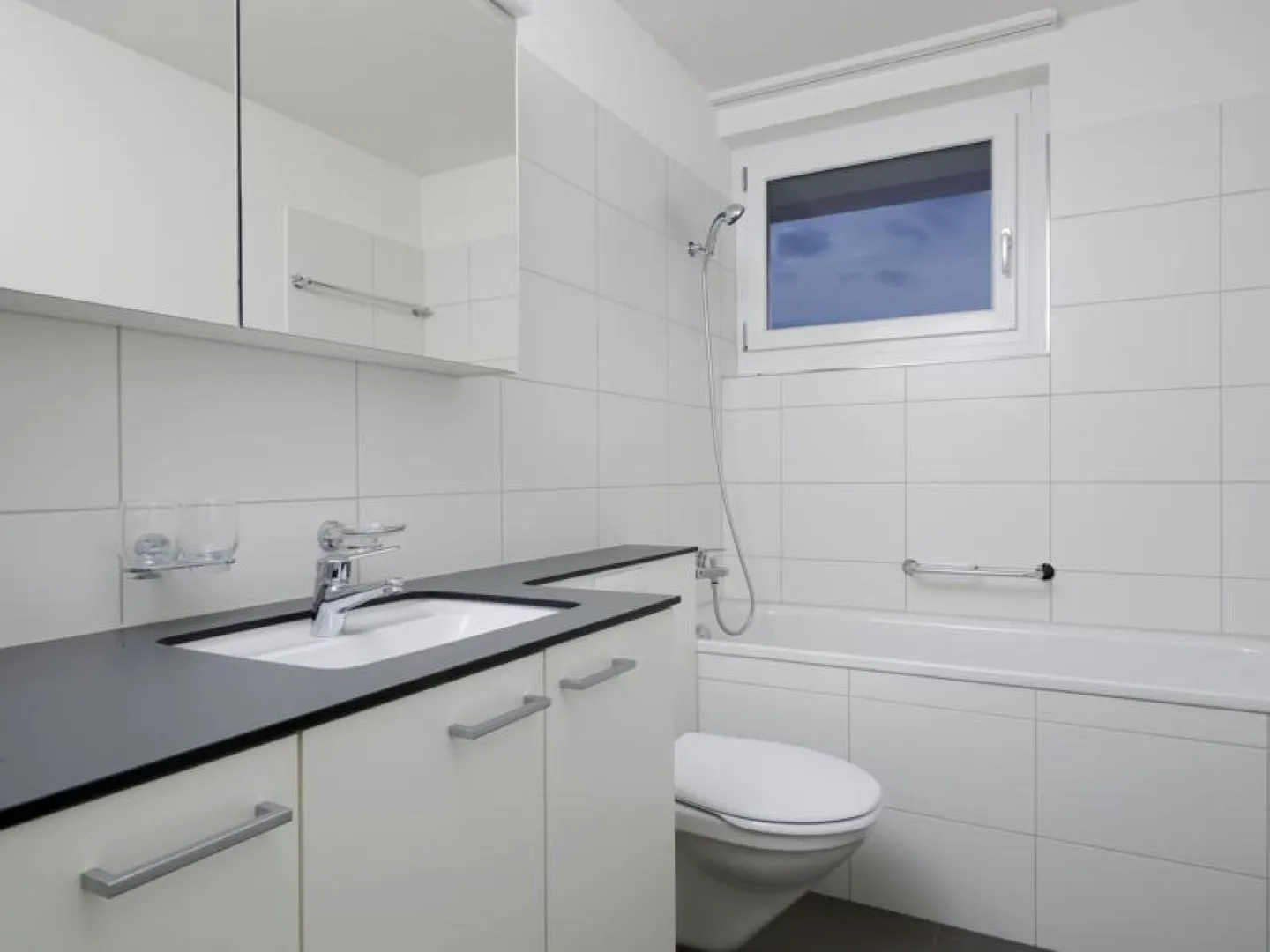 Bright 4-room apartment for rent - Photo 3 of 7