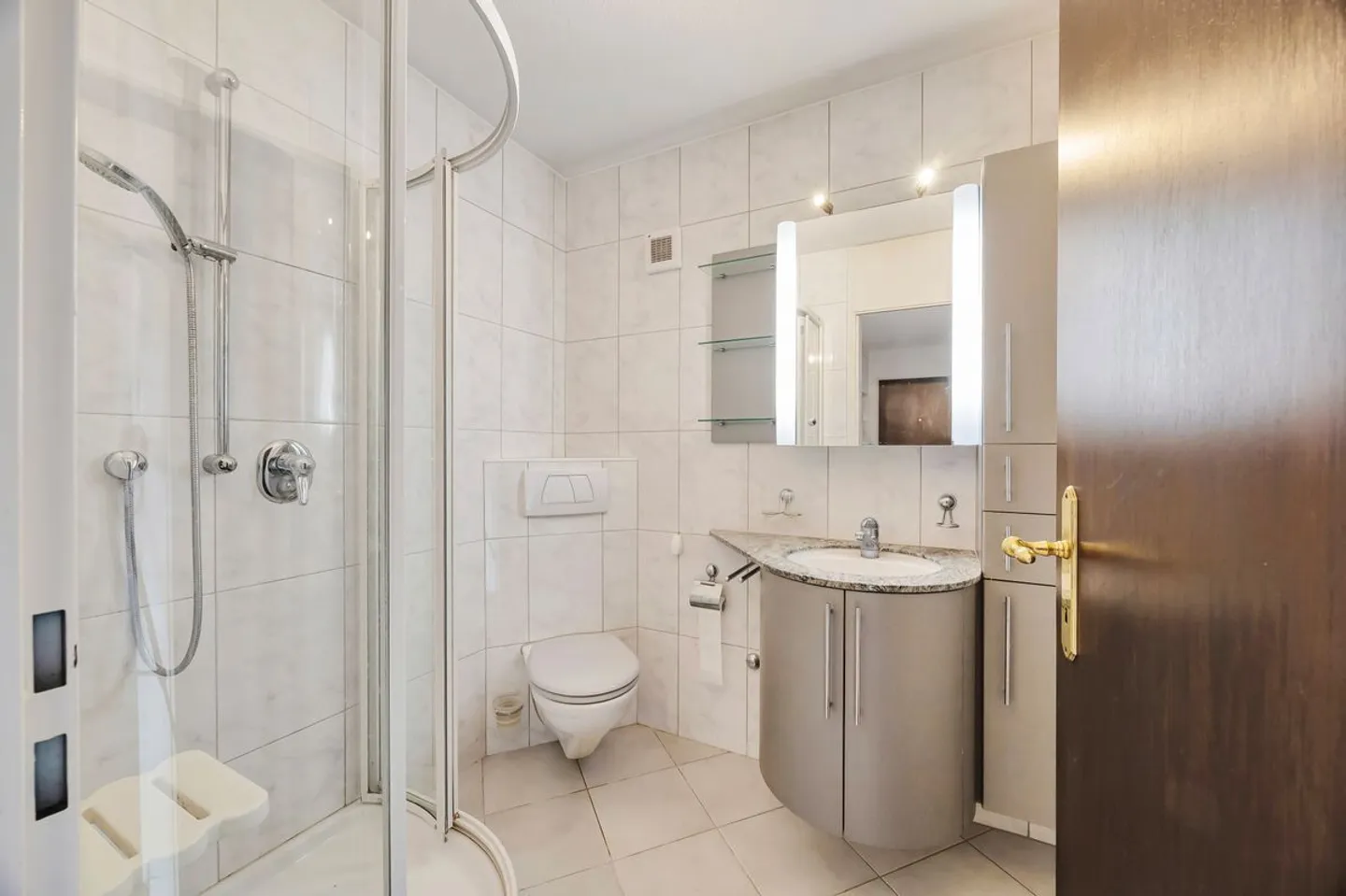 SUNNY, CENTRAL AND WITH LOTS OF CHARM - Photo 8 of 11