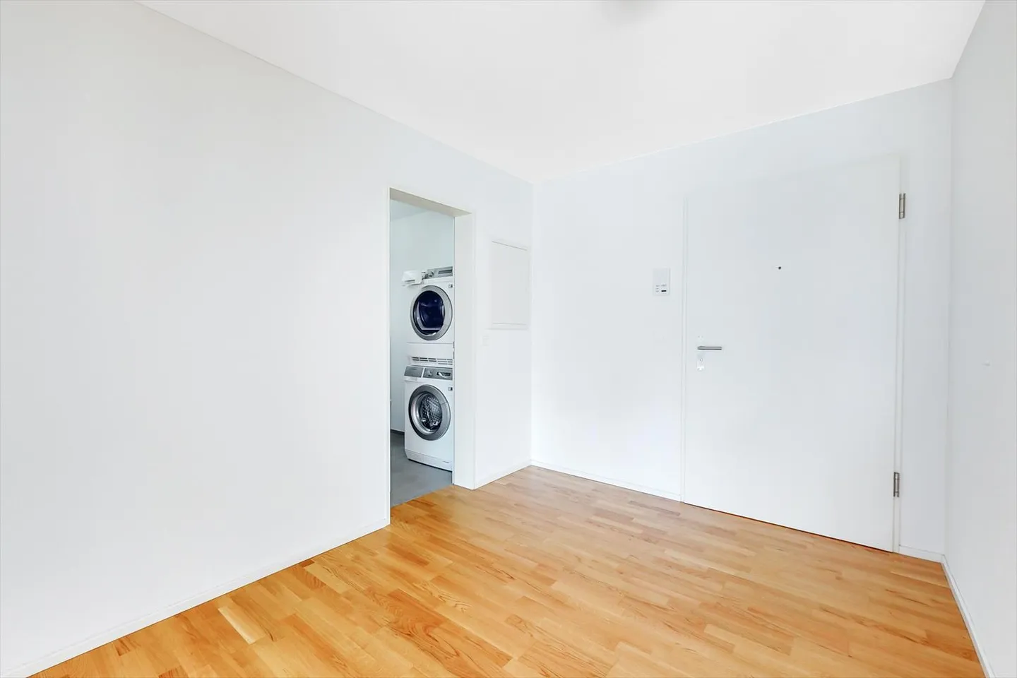 Modern apartment with terrace sought - Photo 4 of 8