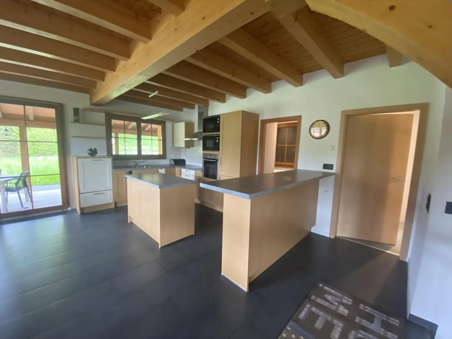 Colocazione di lusso in una casa unifamiliare con giardino e piscina - Foto 2 di 12