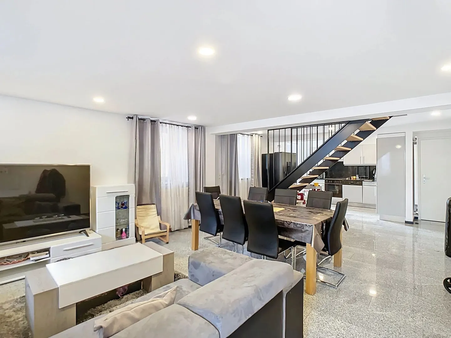 Single house for sale - Photo 1 of 10