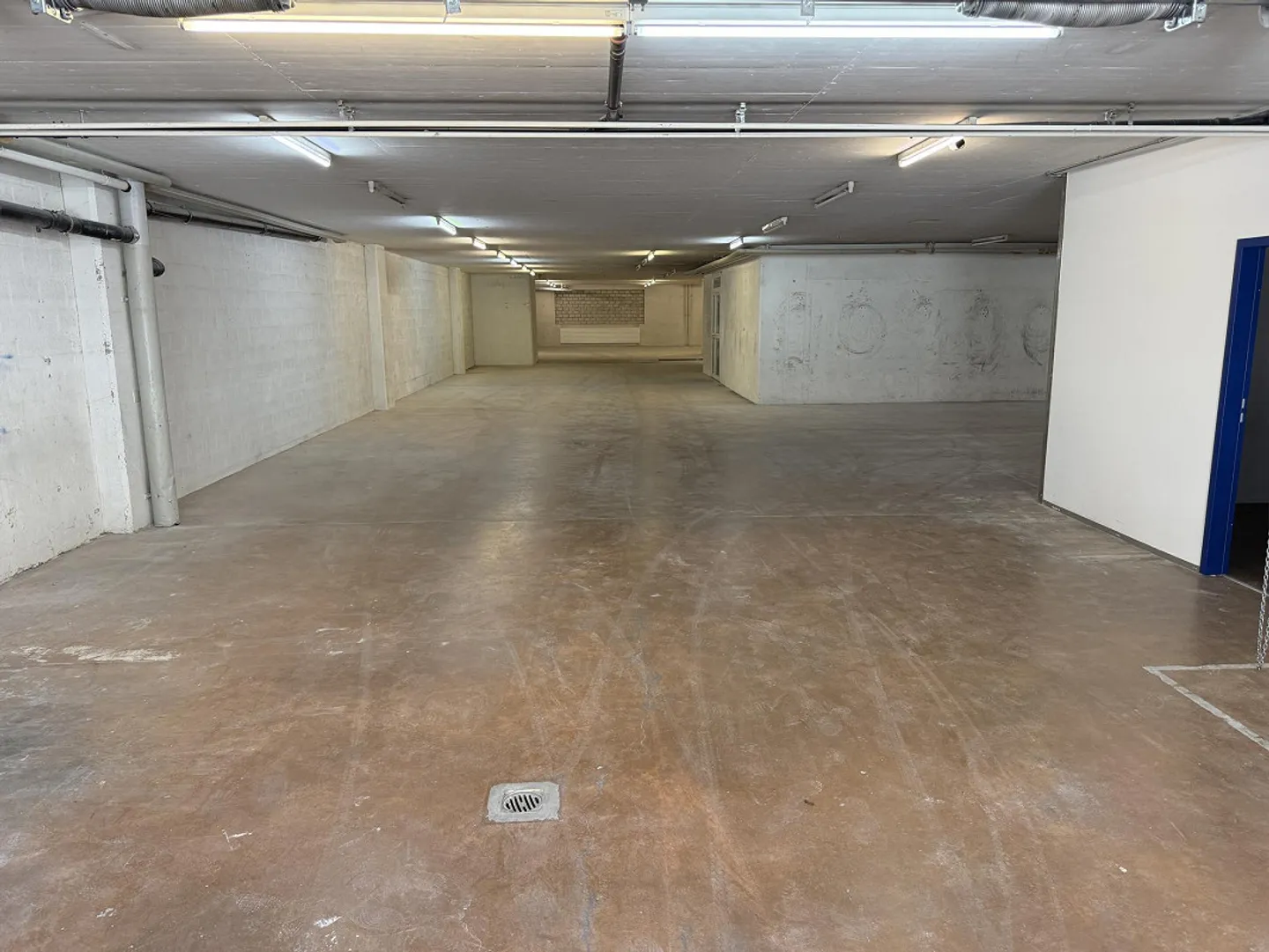 Espace commercial / Garage / Stockage - Photo 1 sur 8
