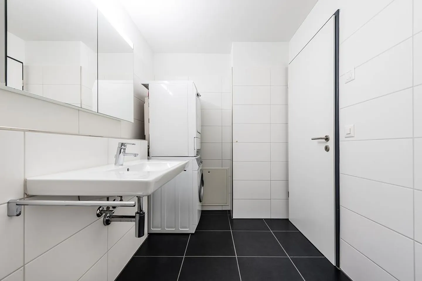 Modern apartment near the lake! - Photo 3 of 9