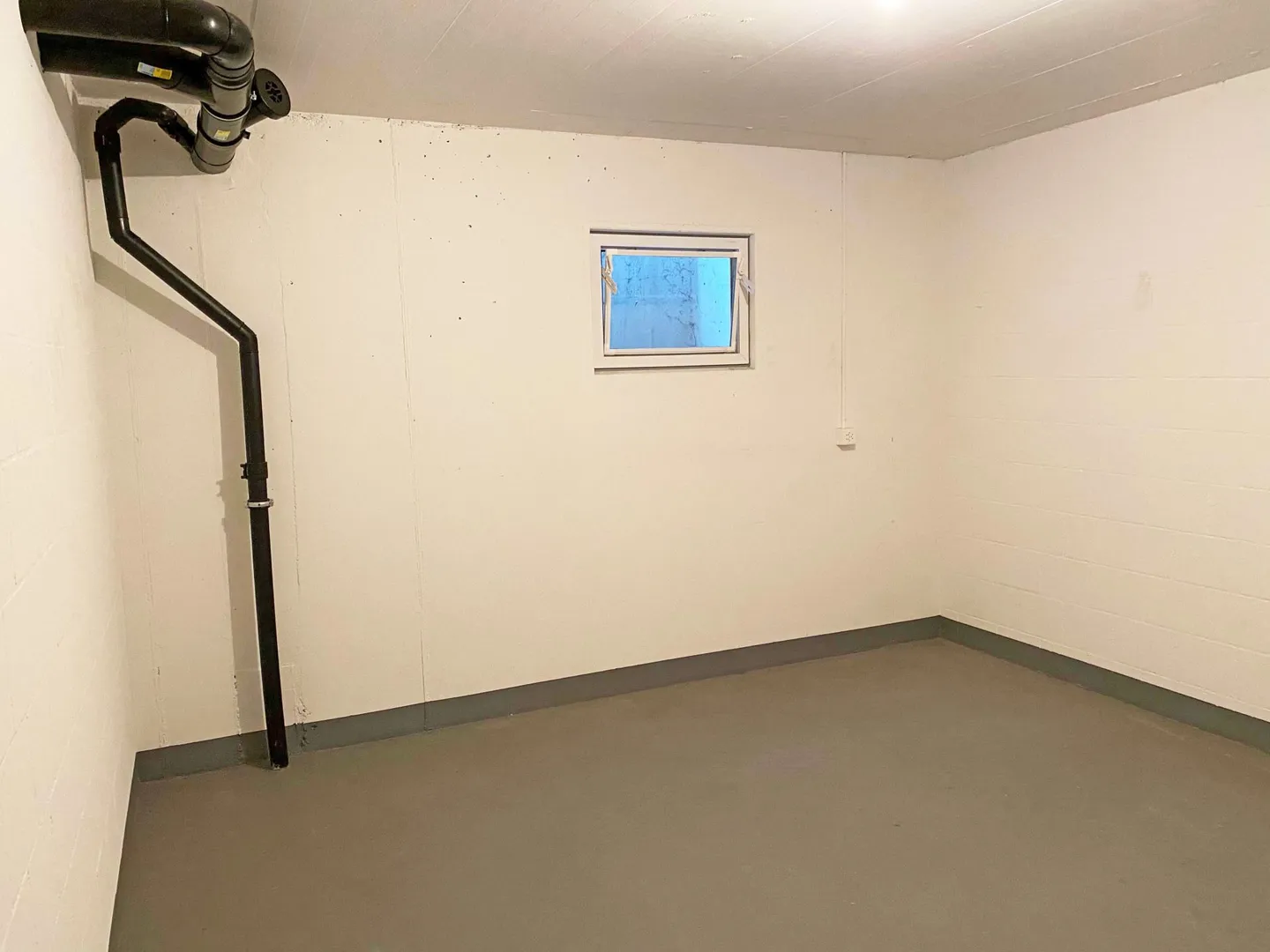 Spacious storage, craft, or hobby room - Photo 2 of 3