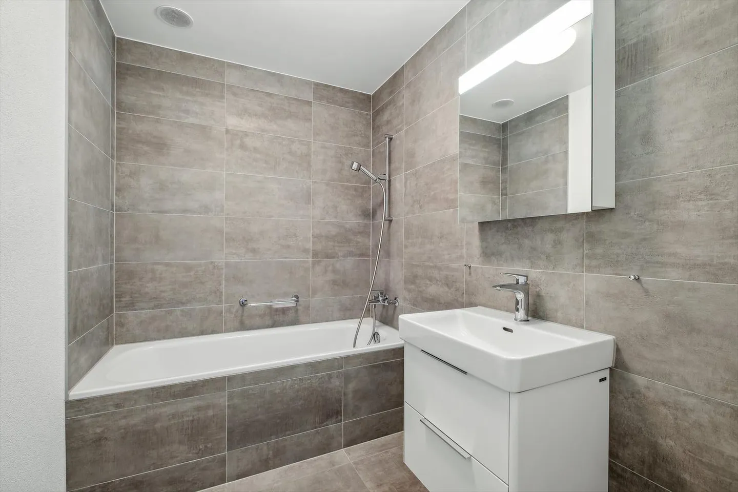 Rental with free deposit - Building with lake view - Photo 3 of 5