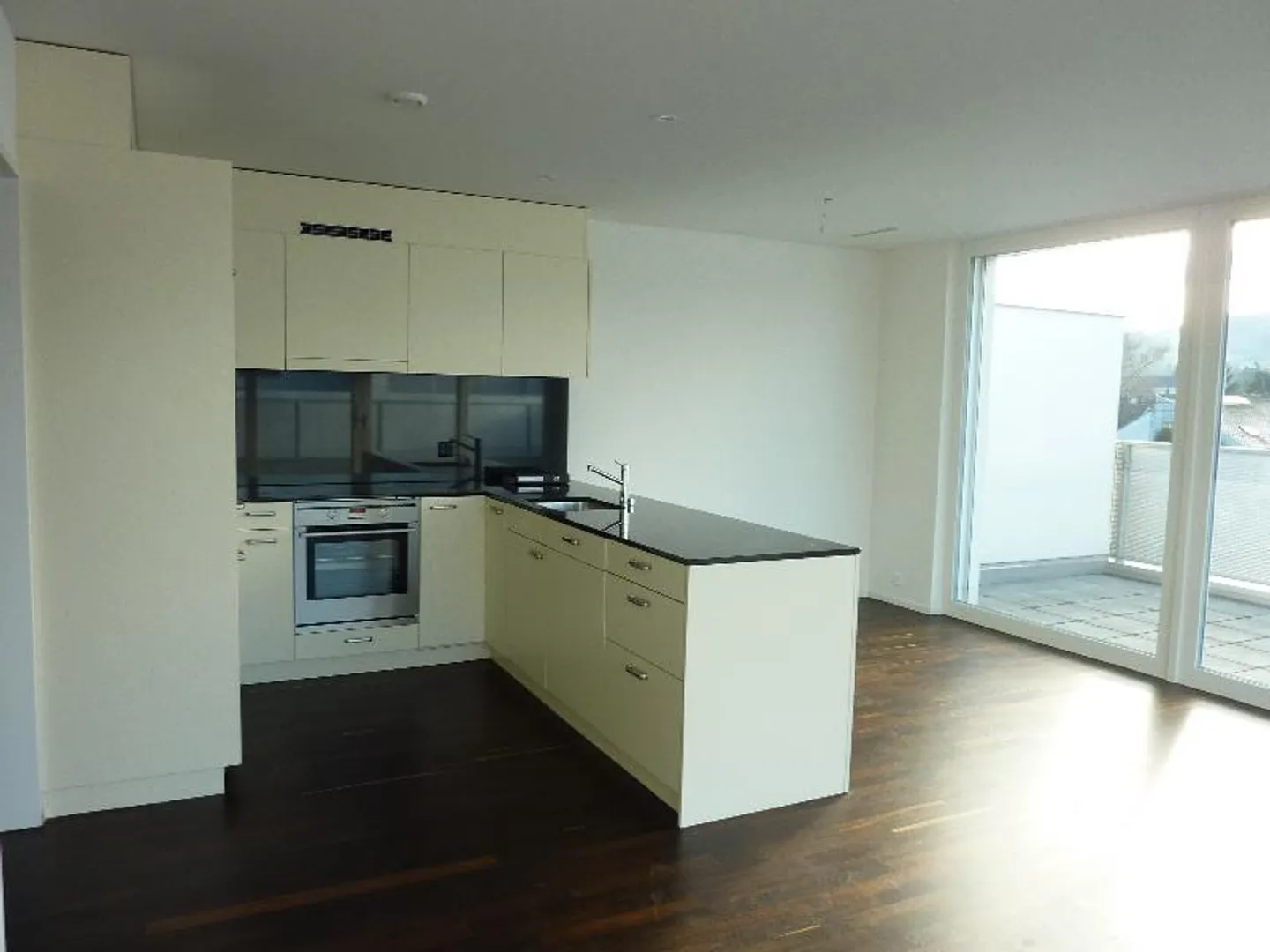 Top-modern and bright apartment in beautiful Greenpark - Photo 3 of 5