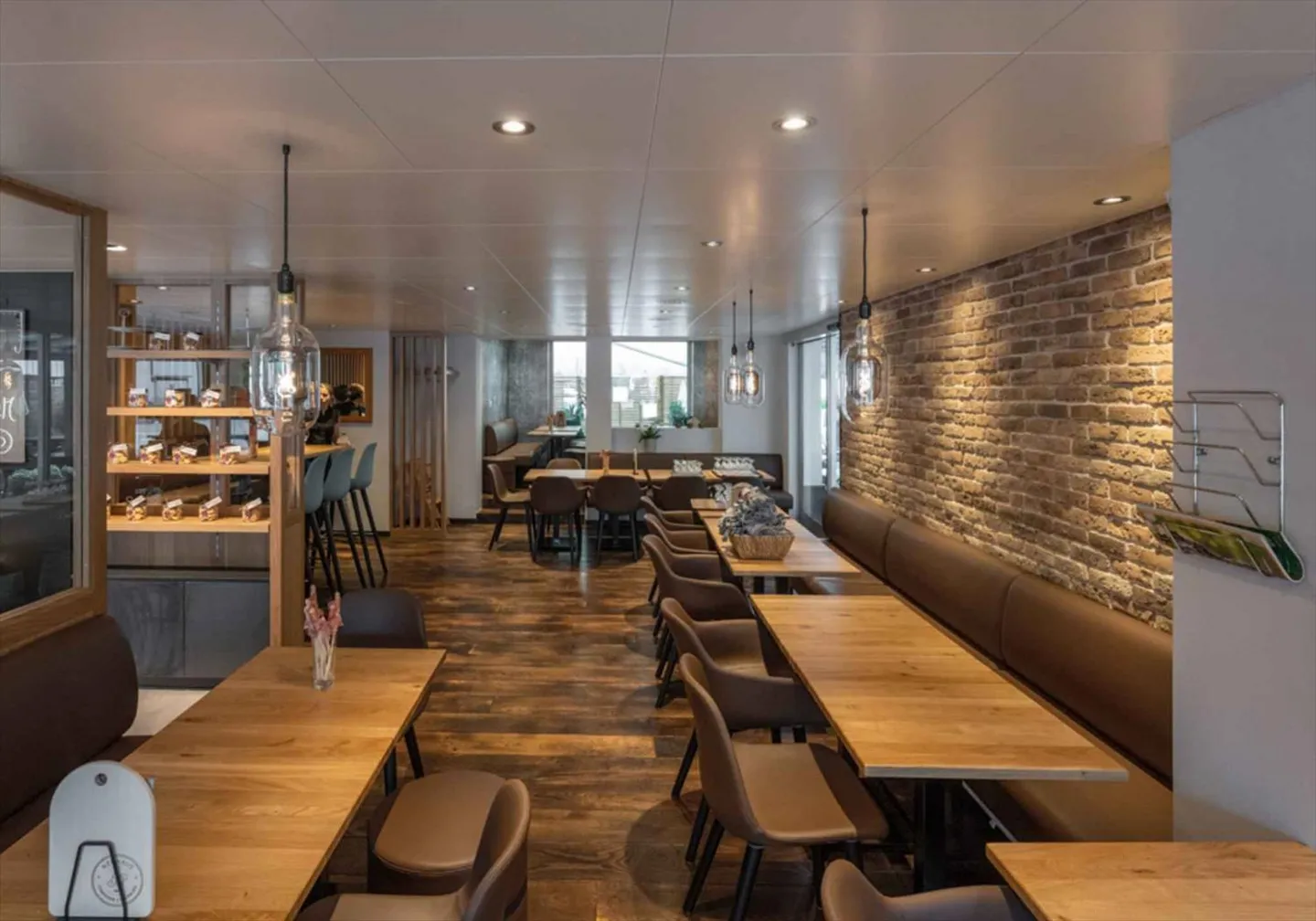 Lumineuse surface en arcade de 88 m2 avec grandes vitrines - Photo 1 sur 5