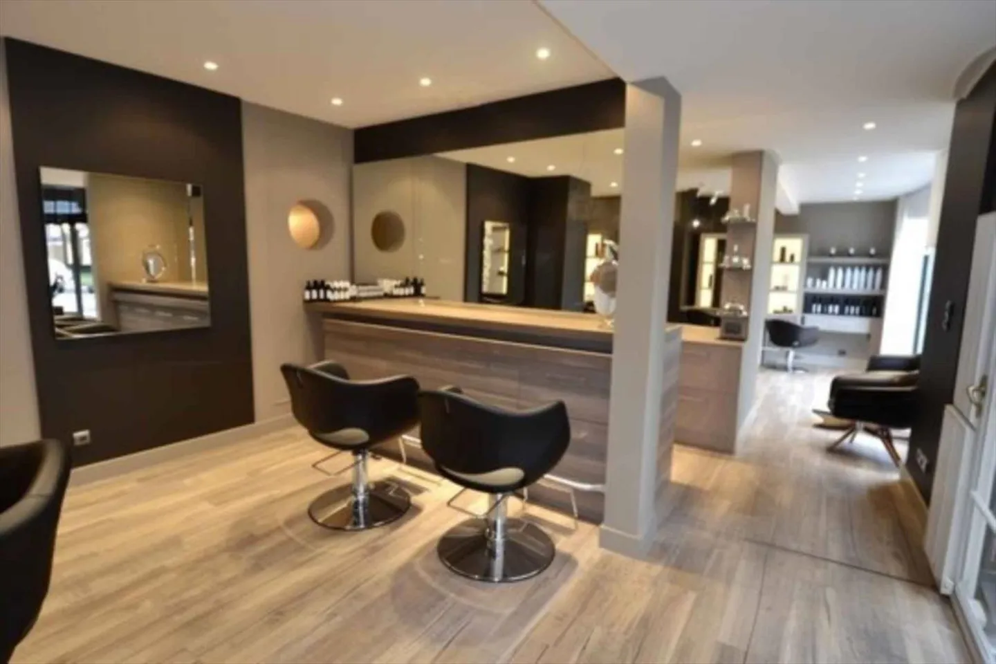 Lumineuse surface en arcade de 88 m2 avec grandes vitrines - Photo 2 sur 5