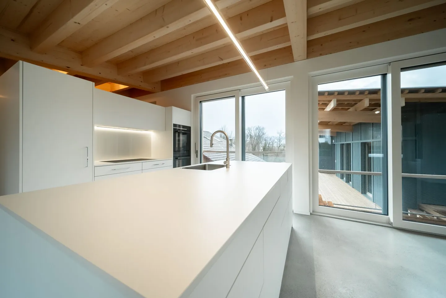 Helle Wohnung mit modernem Design - Foto 3 von 10