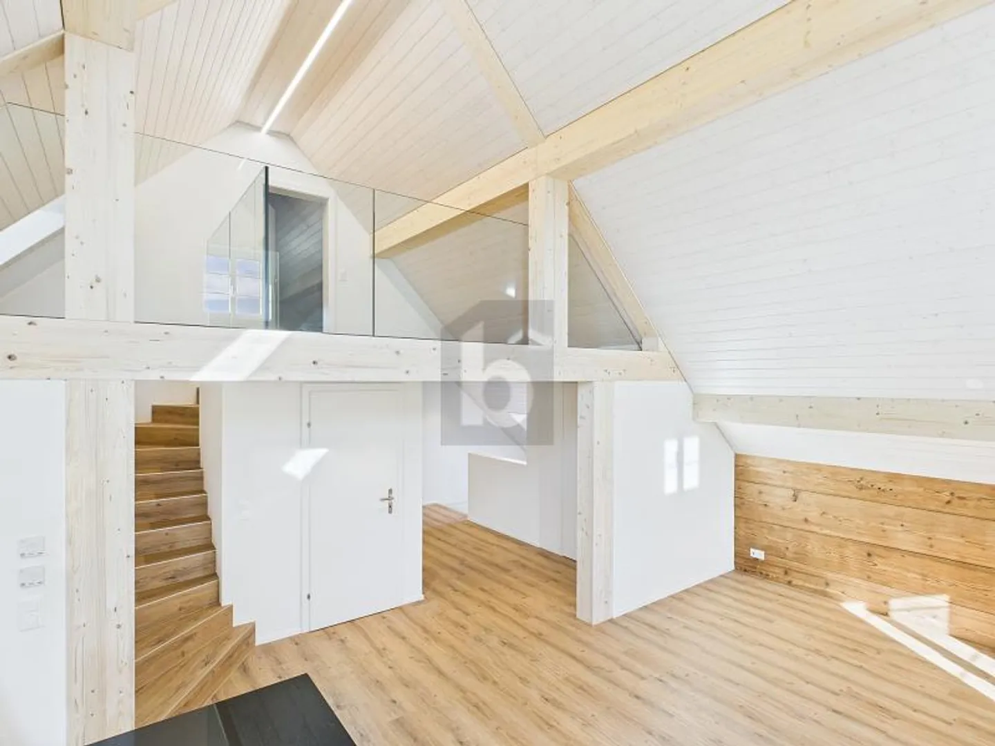 ERSTBEZUG MIT 5 M RAUMHÖHE - Foto 2 di 6