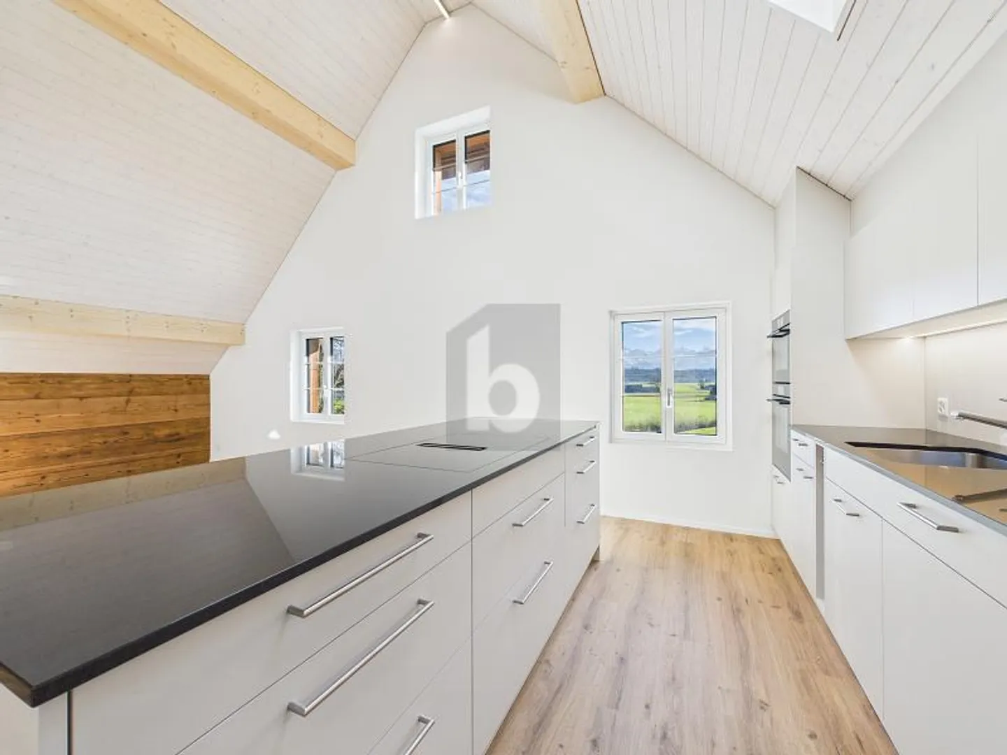 ERSTBEZUG MIT 5 M RAUMHÖHE - Foto 1 di 6