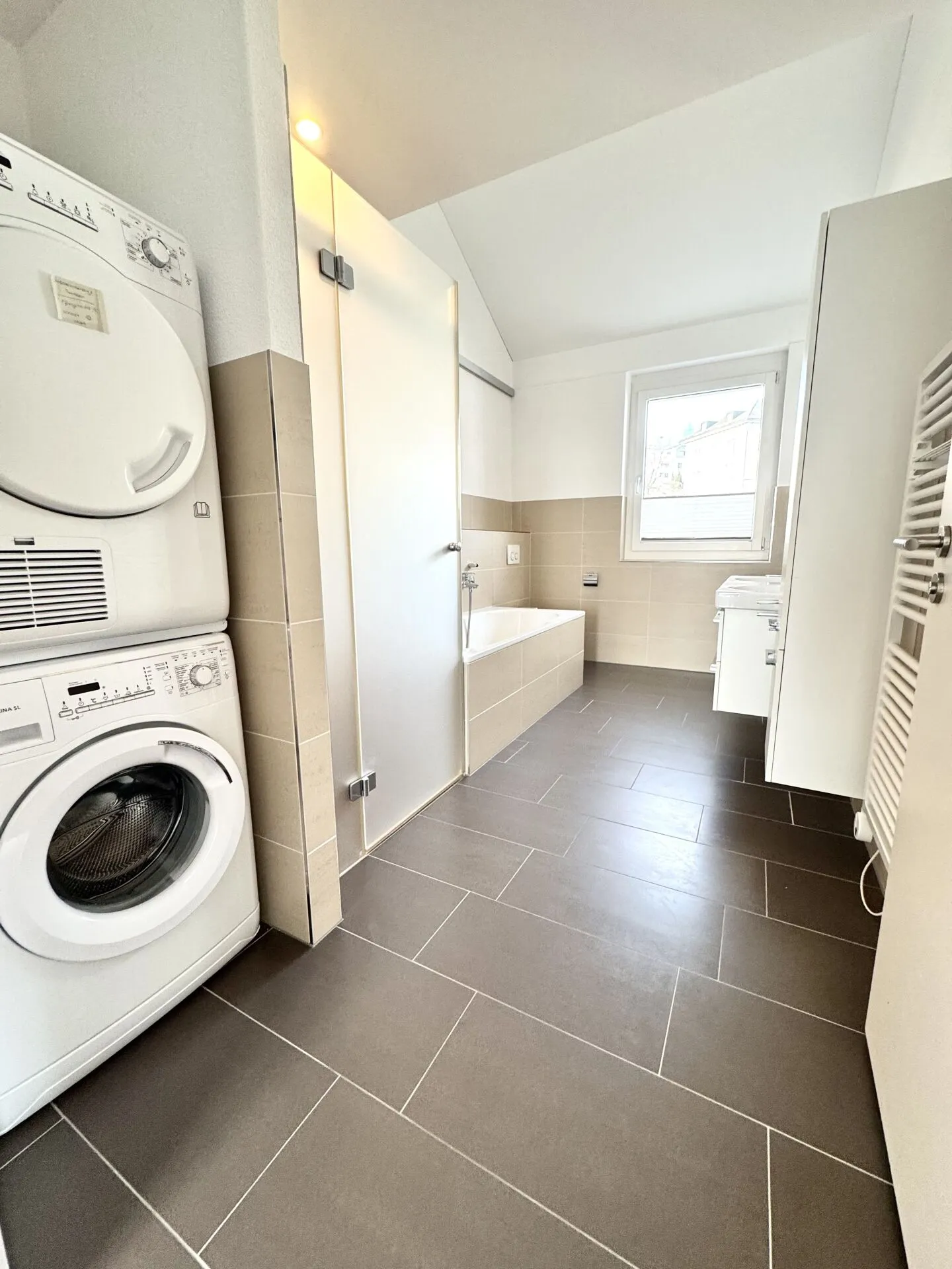 Appartamento mansardato di 4,5 stanze a Tuggen - Foto 3 di 11