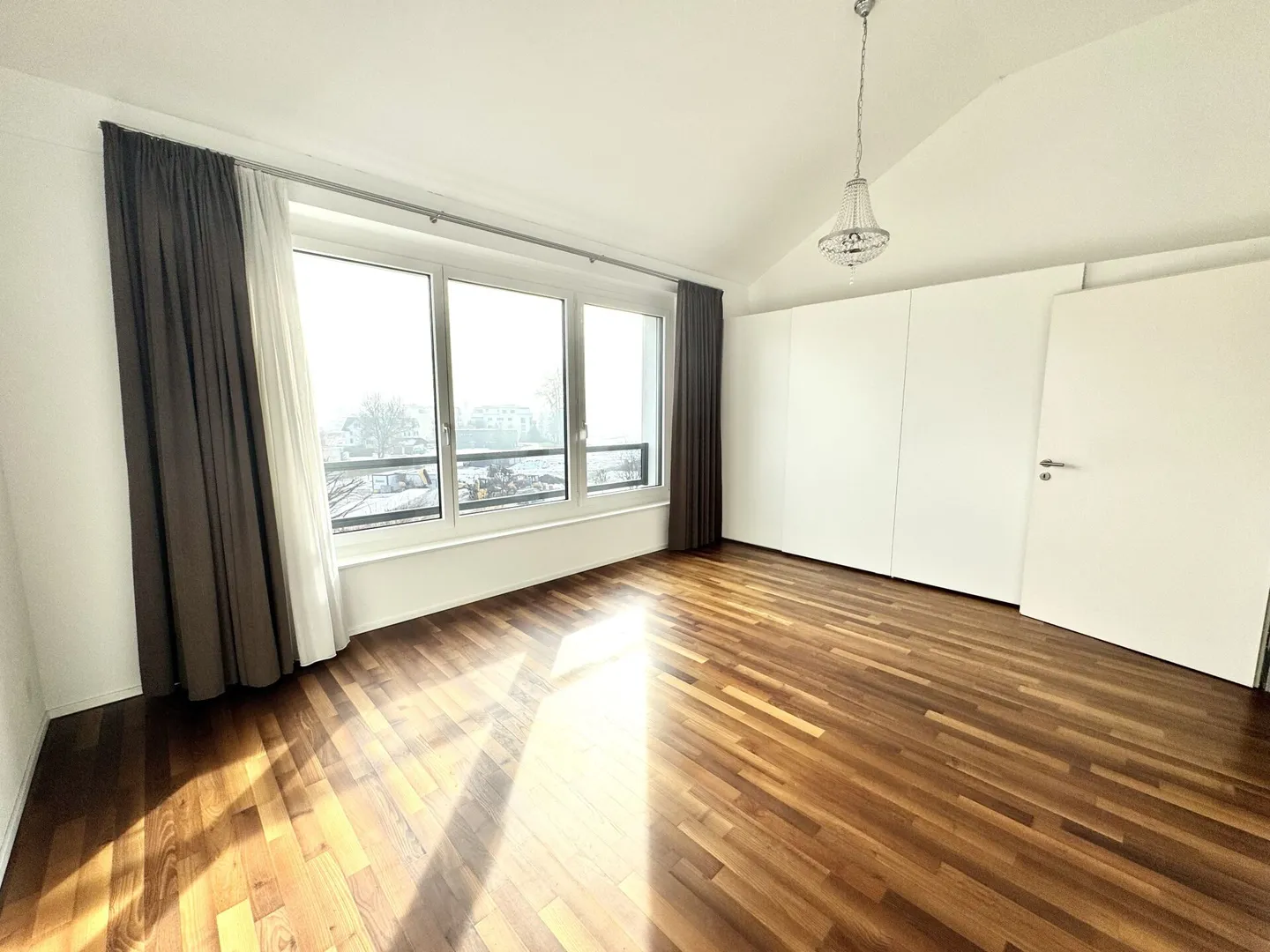 Appartamento mansardato di 4,5 stanze a Tuggen - Foto 5 di 11