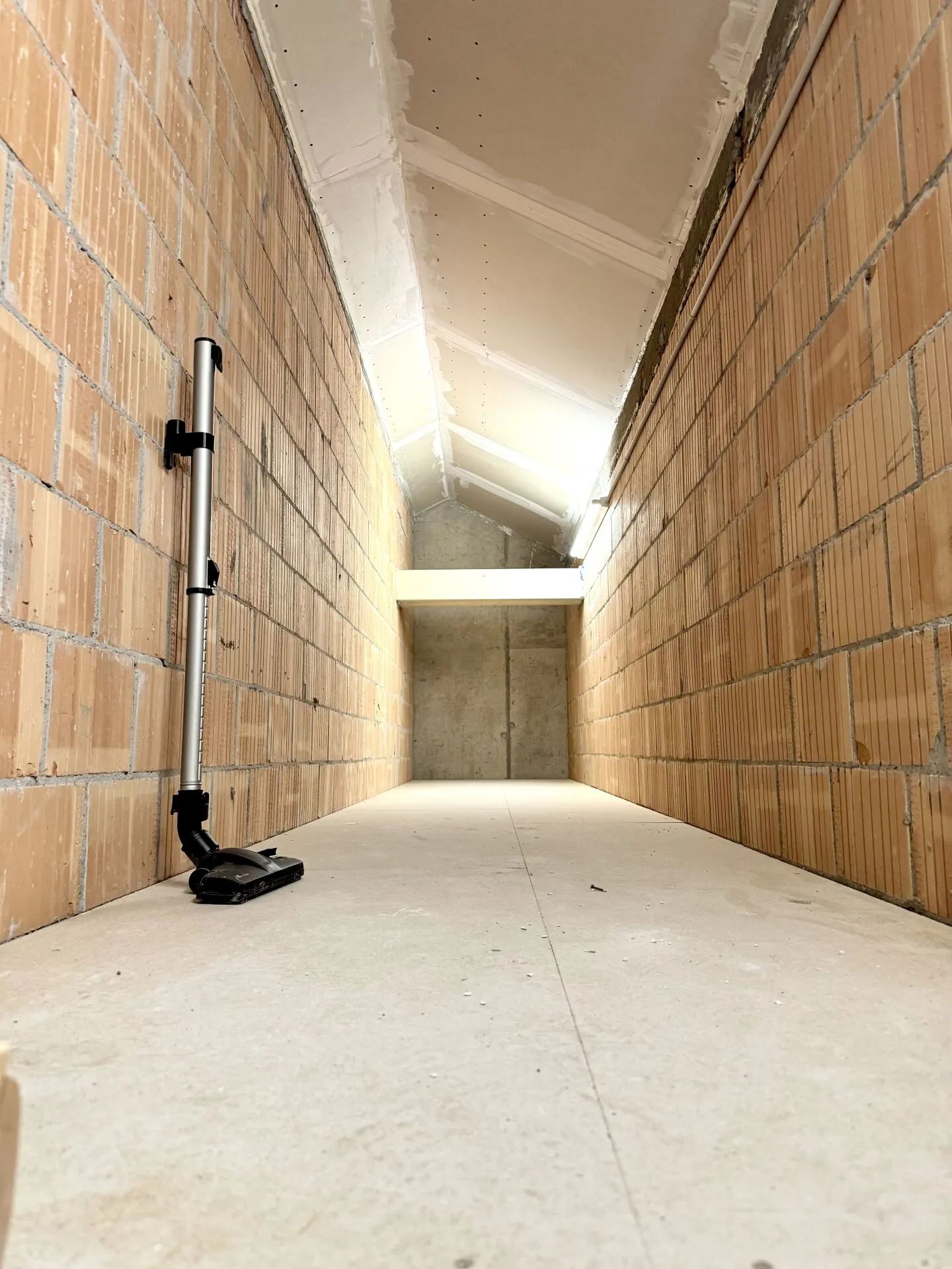 Appartamento mansardato di 4,5 stanze a Tuggen - Foto 10 di 11