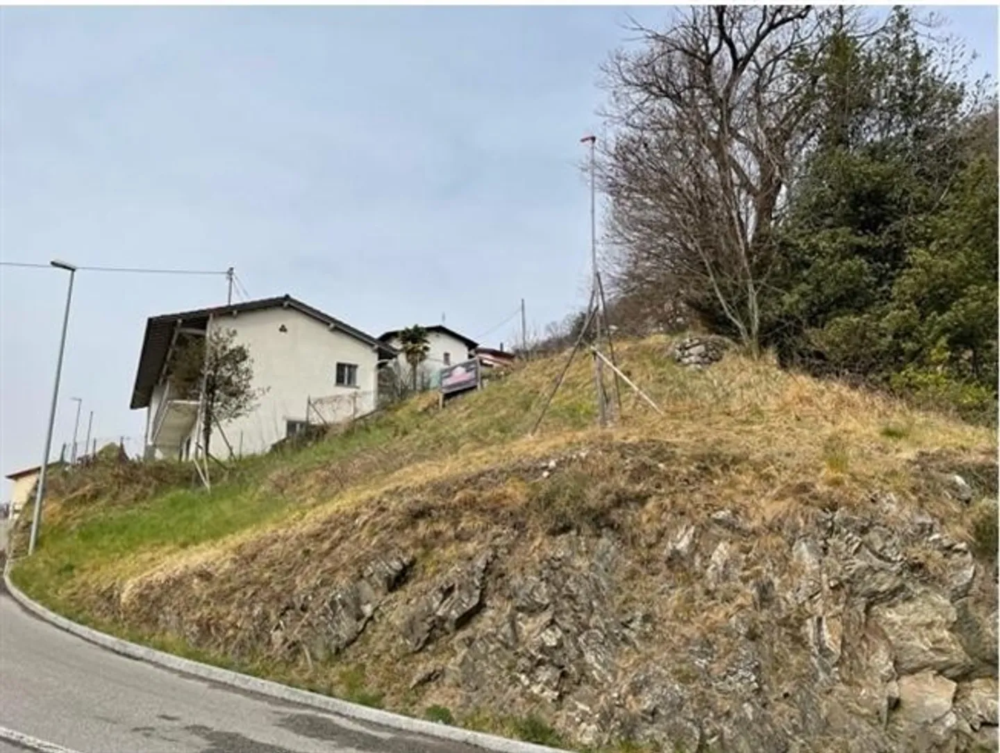 TERRENO EDIFICABILE R2 CON PROGETTO APPROVATO PER VILLA MONOFAMILIARE - Foto 1 di 8