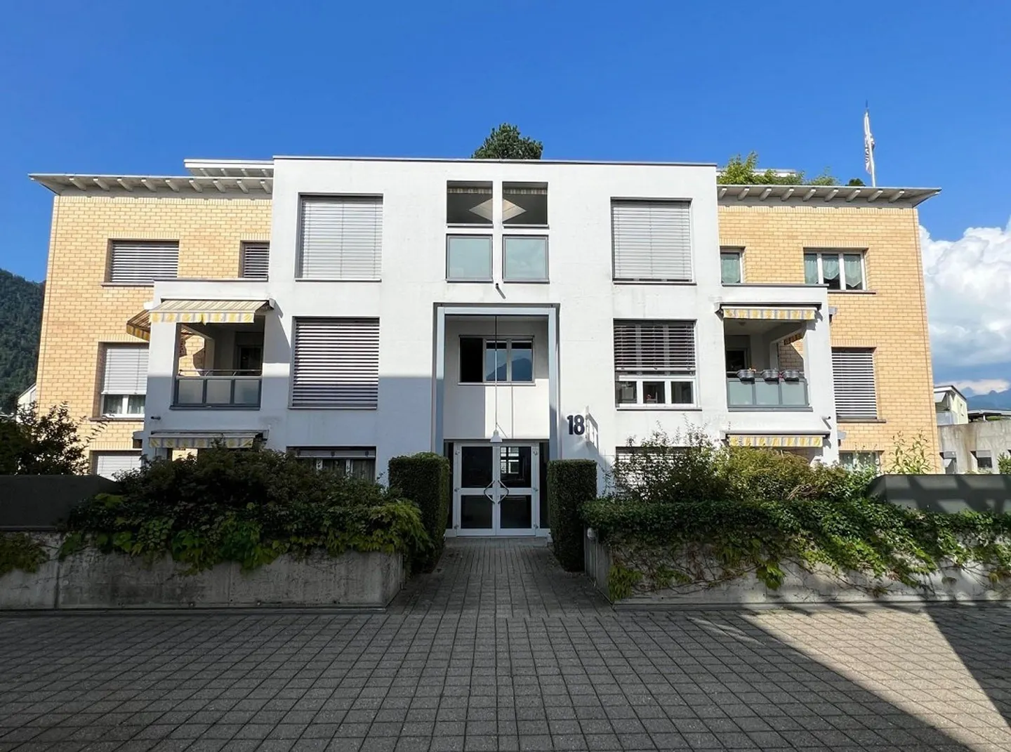 Appartamento con giardino 4,5 locali in posizione centrale a Brunnen SZ - Foto 1 di 13