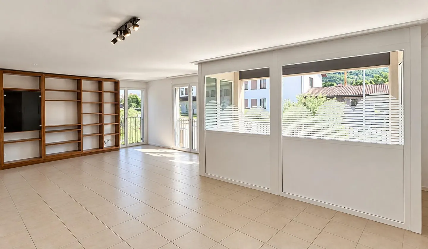 Helle Wohnung mit schöner Terrasse in einer praktischen und strategischen Lage - Foto 3 von 9