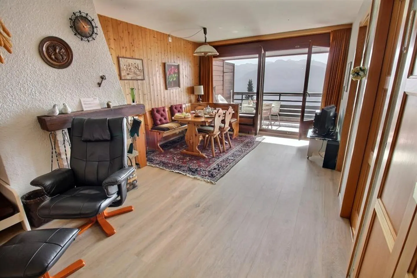 Appartement en location hebdomadaire dans la zone piétonne de la place du village - Photo 1 sur 13