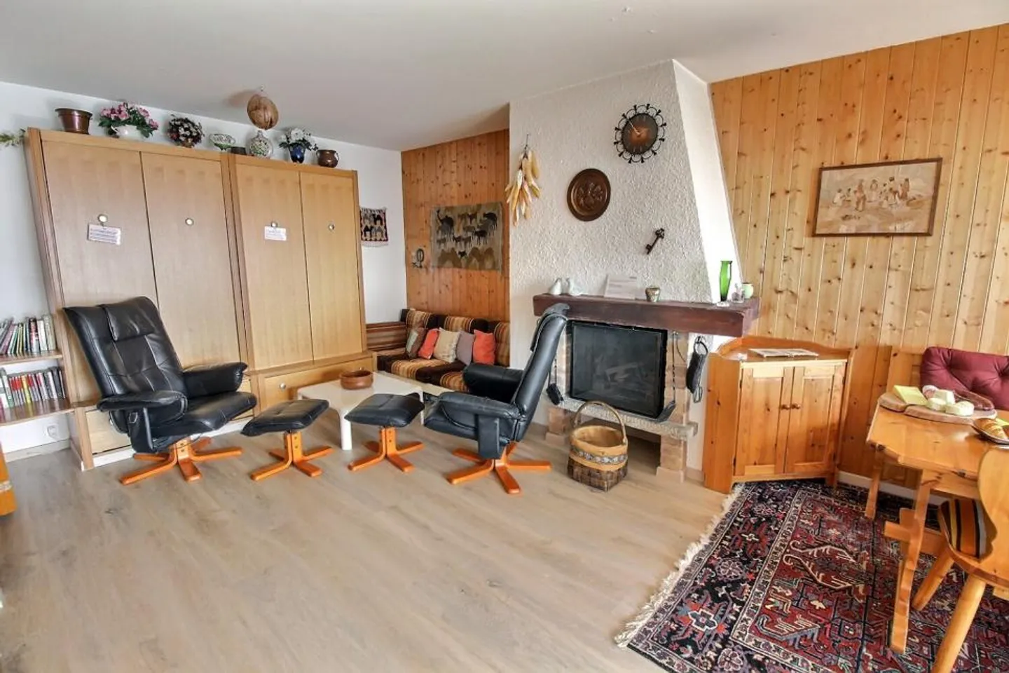 Appartement en location hebdomadaire dans la zone piétonne de la place du village - Photo 3 sur 13