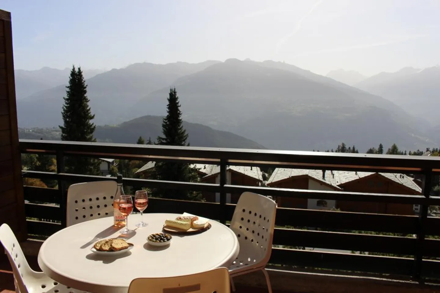 Appartement en location hebdomadaire dans la zone piétonne de la place du village - Photo 10 sur 13
